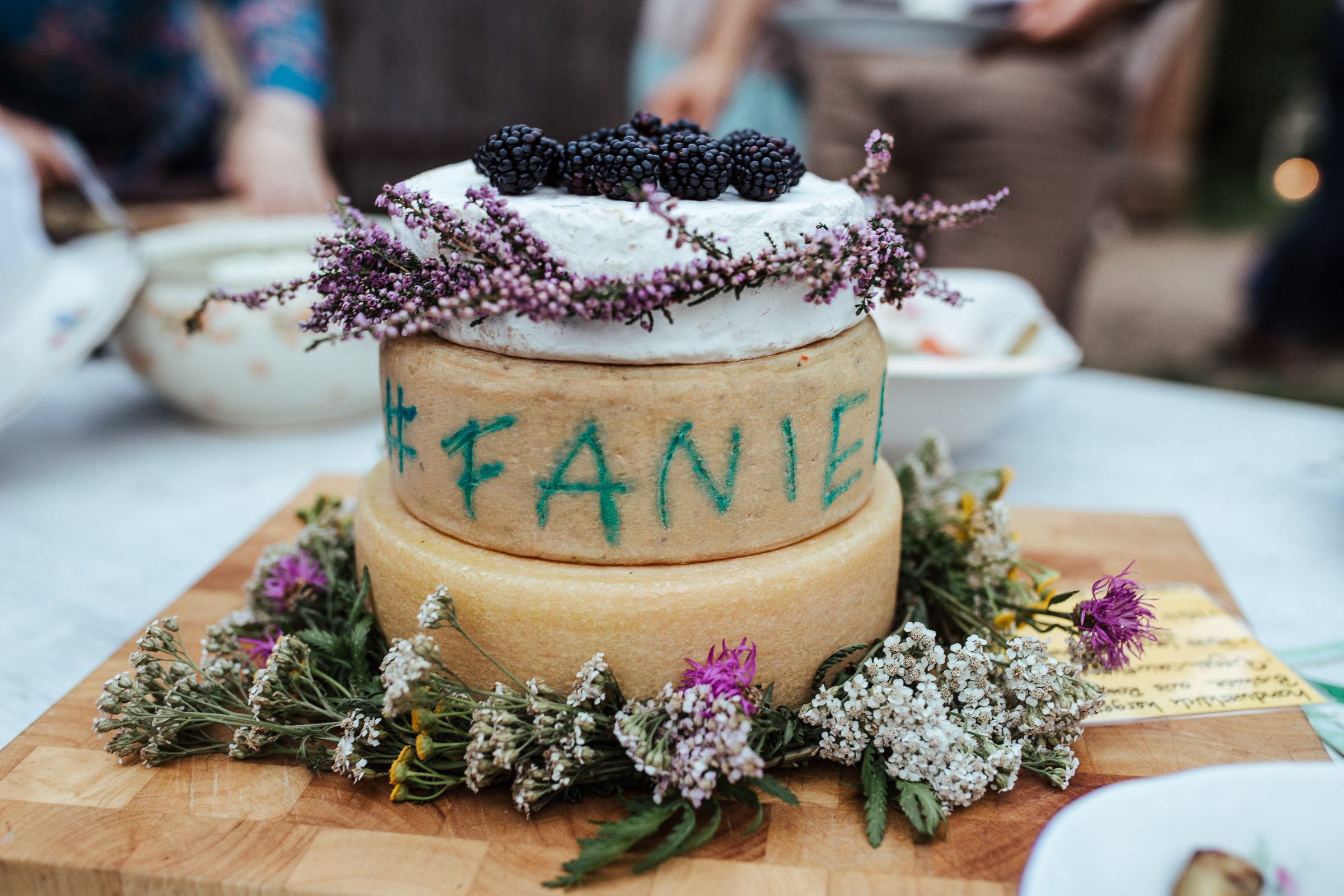 Kuchen mit dem Hashtag "Faniel" der Scheunenhochzeit