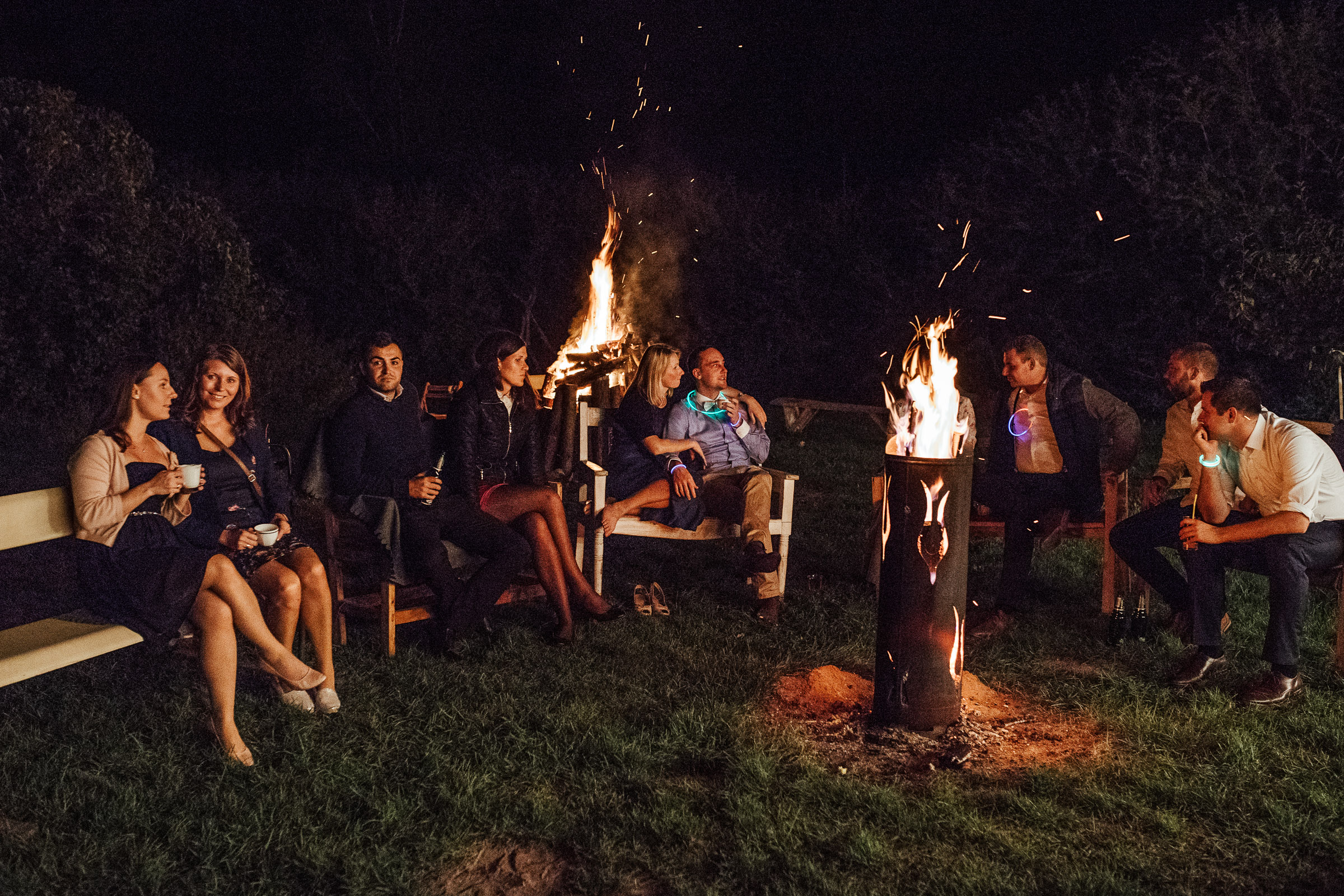Gäste der Scheunenhochzeit am Lagerfeuer