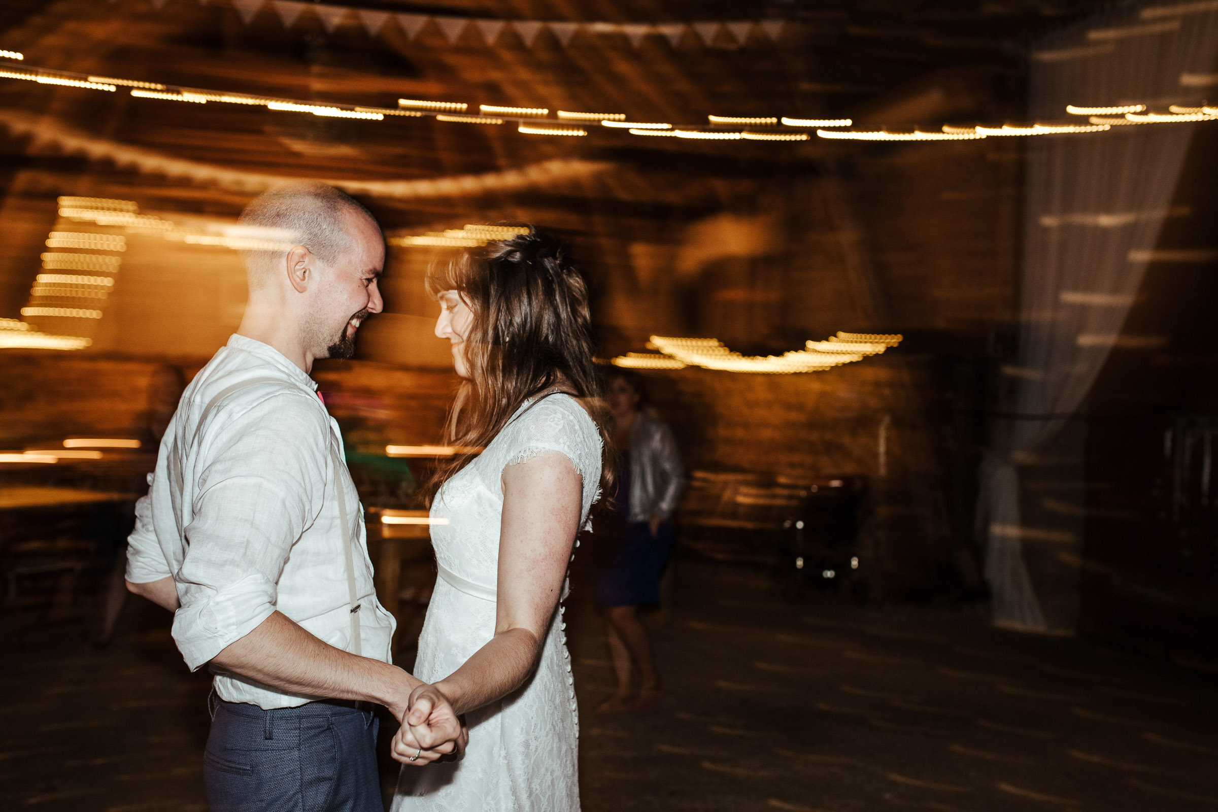Brautpaar der Scheunenhochzeit tanzt den Eröffnungstanz