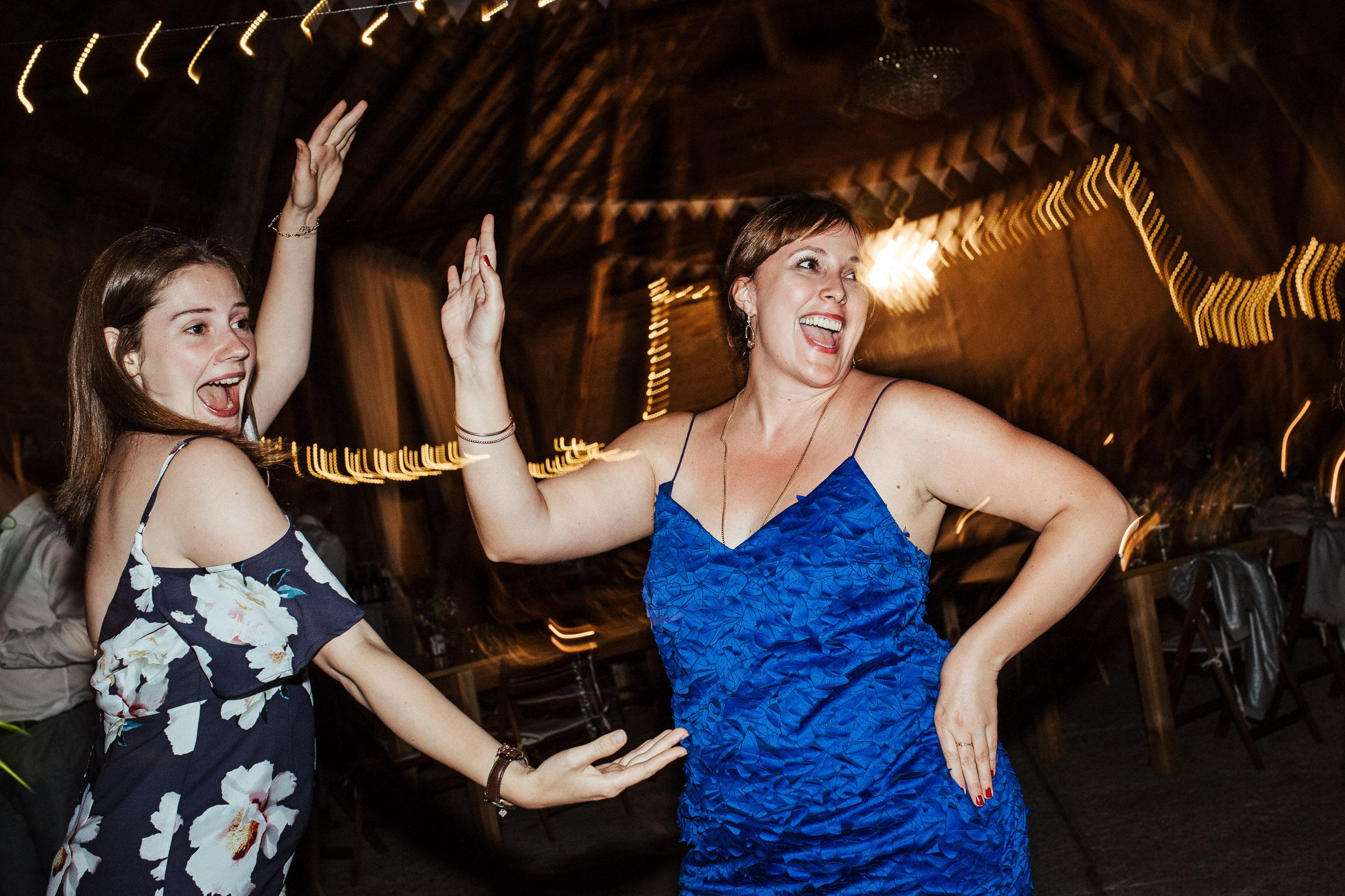 Gäste der Scheunenhochzeit tanzen ausgelassen