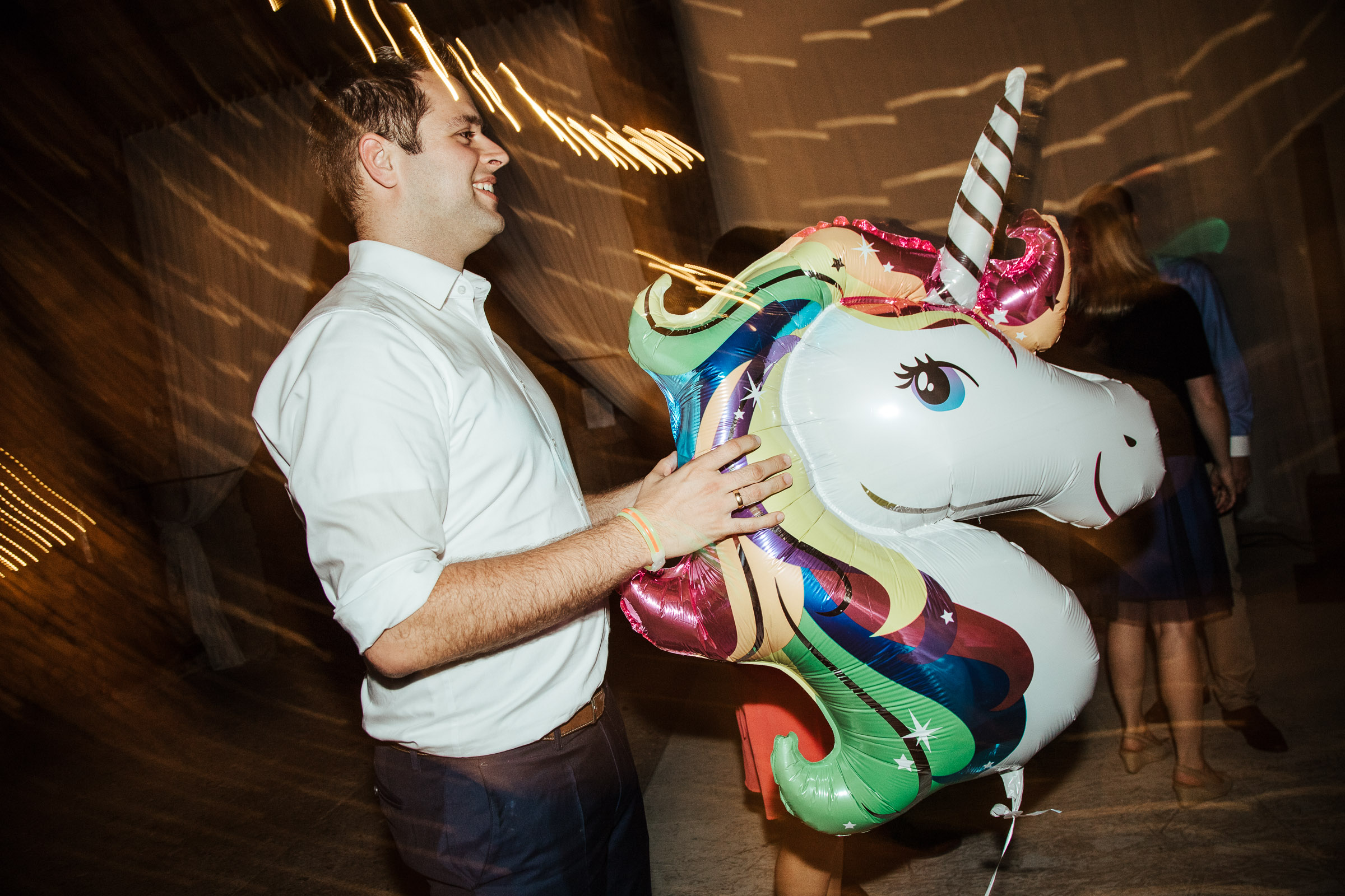 Gast der Scheunenhochzeit tanzt mit dem Einhorn