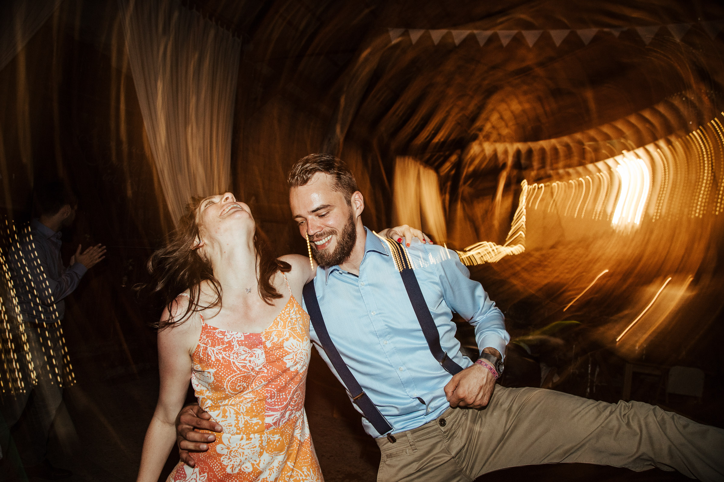 ein Pärchen tanzt ausgelassen zur Musik der Scheunenhochzeit