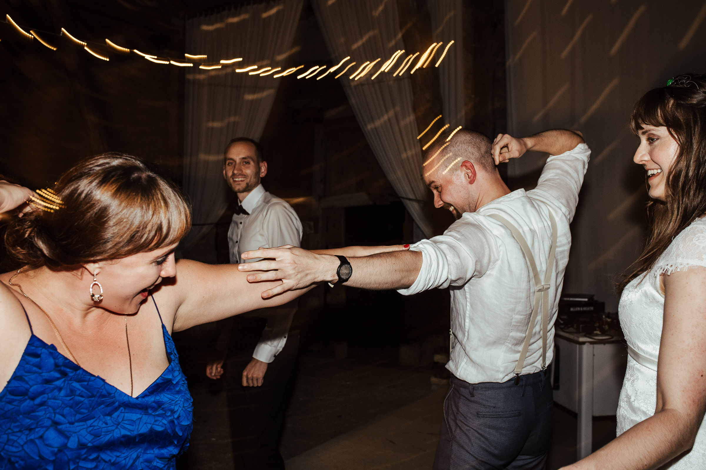 Brautpaar tanzt mit Gästen der Scheunenhochzeit