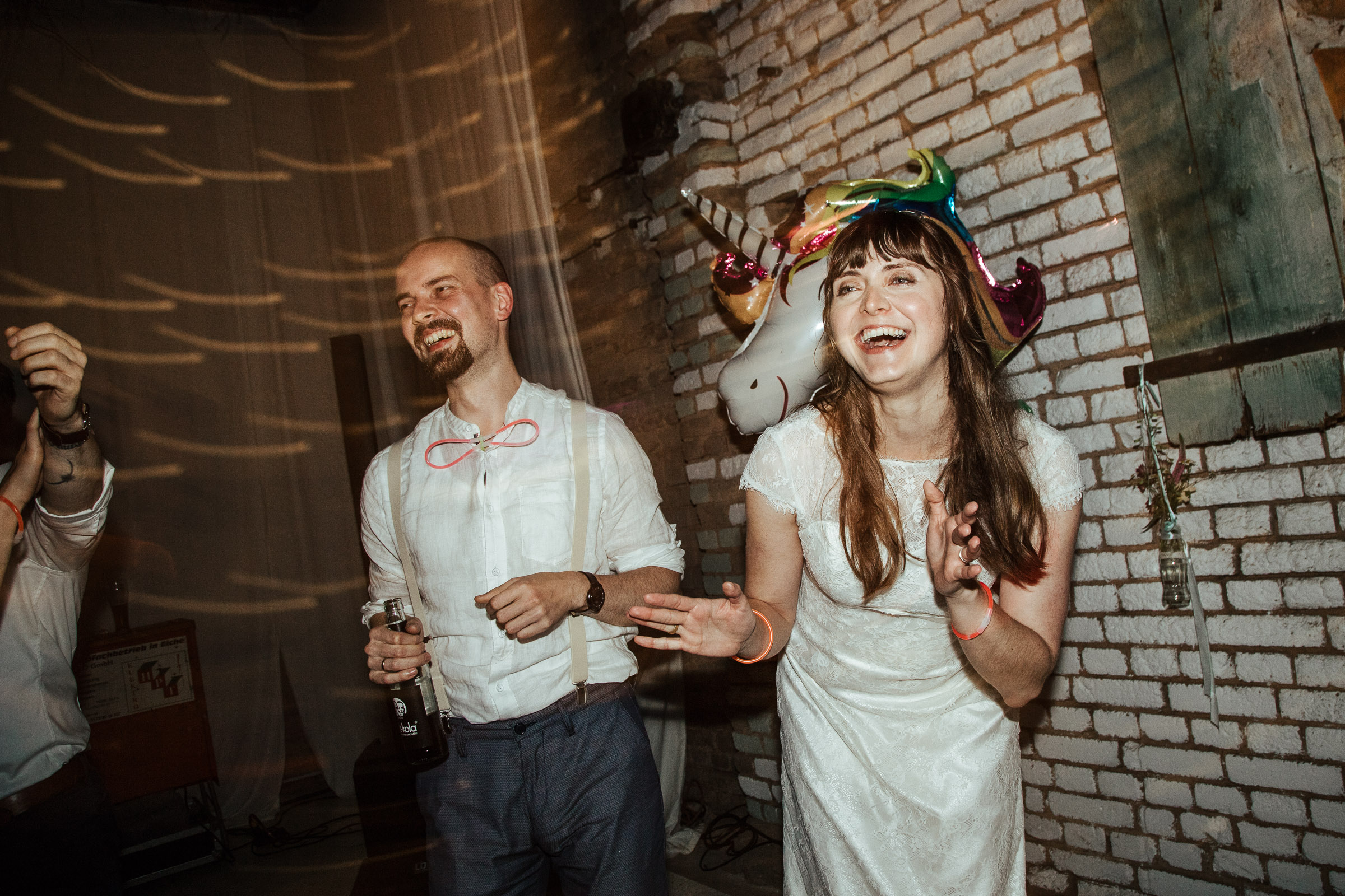 ausgelassenes Brautpaar während der Party der Scheunenhochzeit