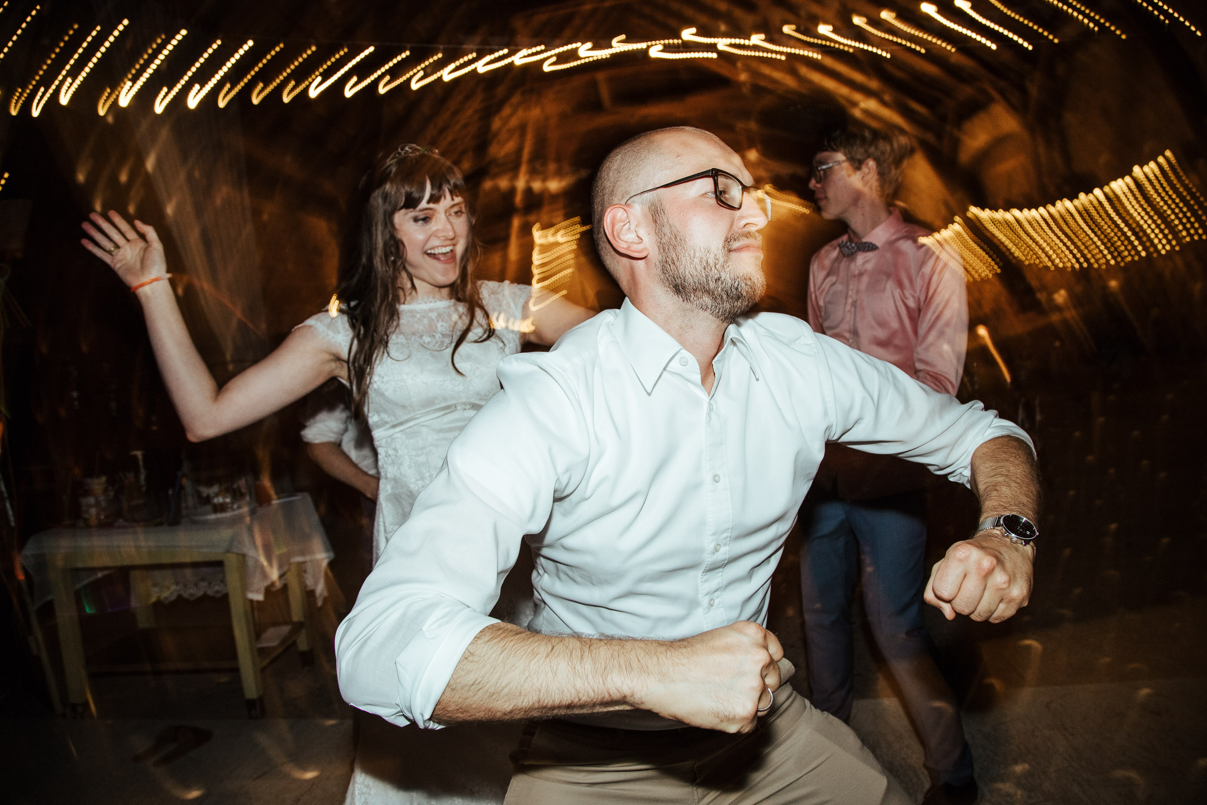 Brautpaar der Scheunenhochzeit auf der Tanzfläche