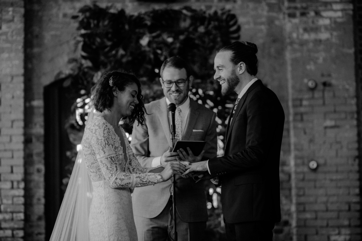 Hochzeit in New York - Braut steckt Bräutigam Ring an den Finger