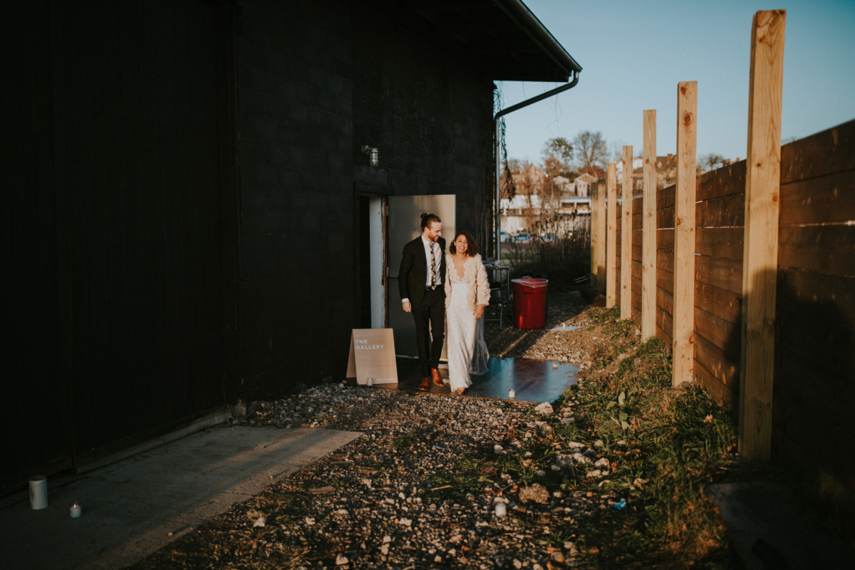 Hochzeit in New York - Brautpaar im Abendlicht auf dem Weg zur Location