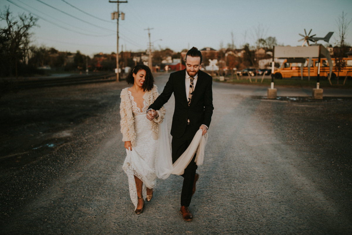 Hochzeit in New York - Brautpaar läuft Hand in Hand eine Straße entlang