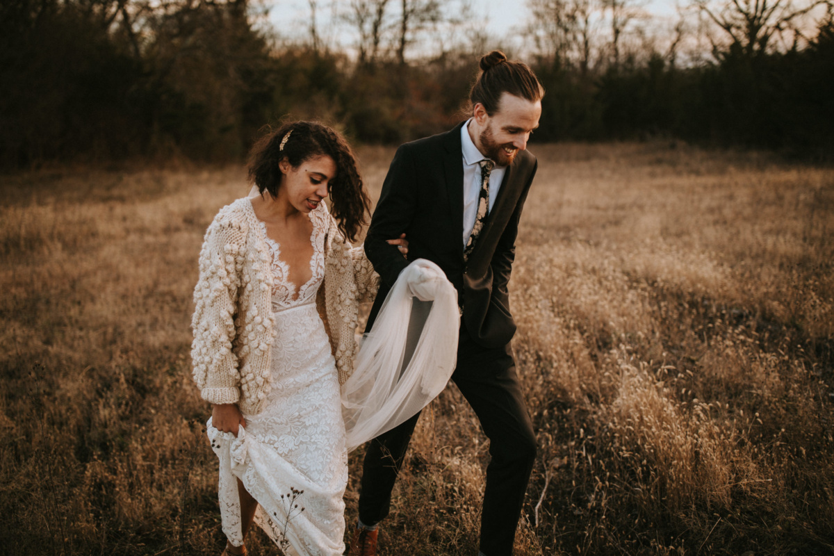 Hochzeit in New York - Bräutigam hält die Schleppe des Kleids