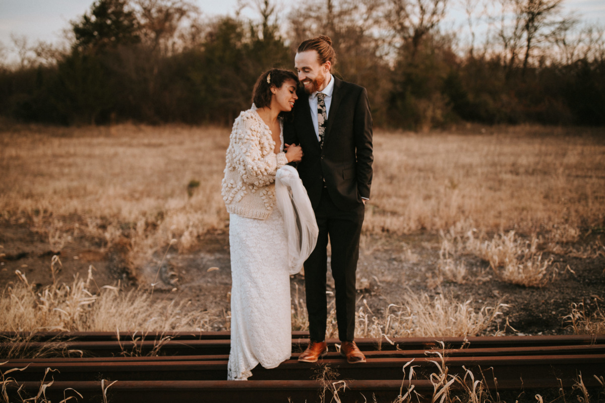 Hochzeit in New York - Braut kuschelt sich an Bräutigam