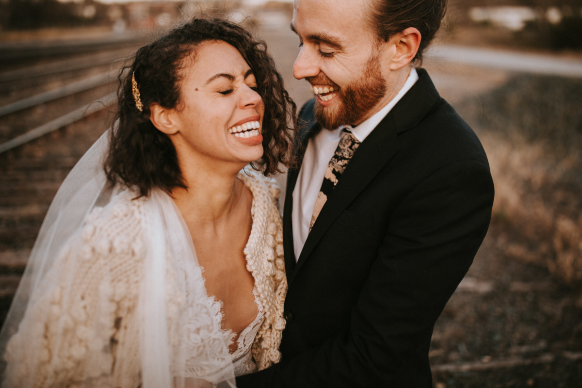 Hochzeit in New York - Brautpaar umarmt sich lachend