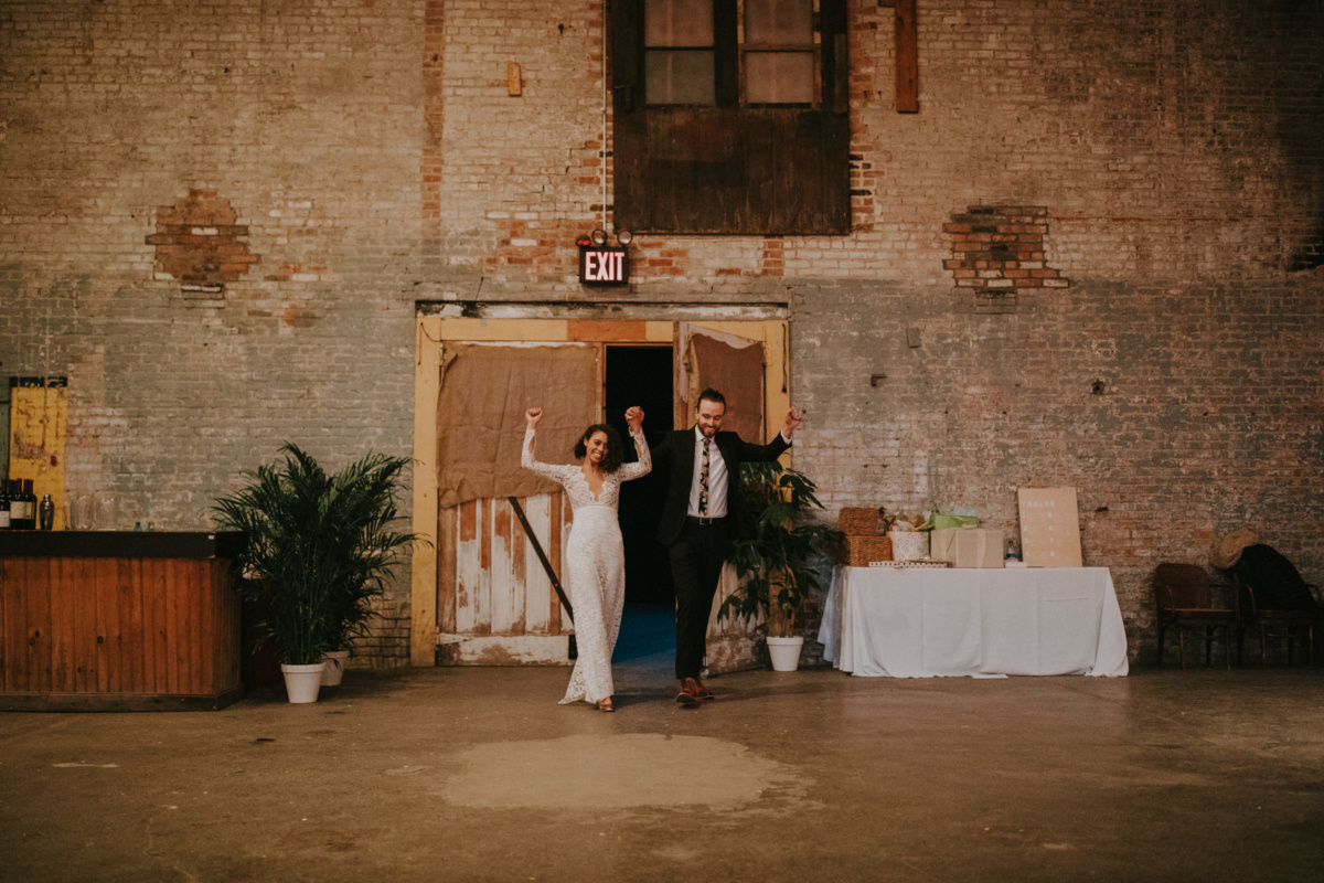 Hochzeit in New York - Brautpaar betritt jubelnd die Location