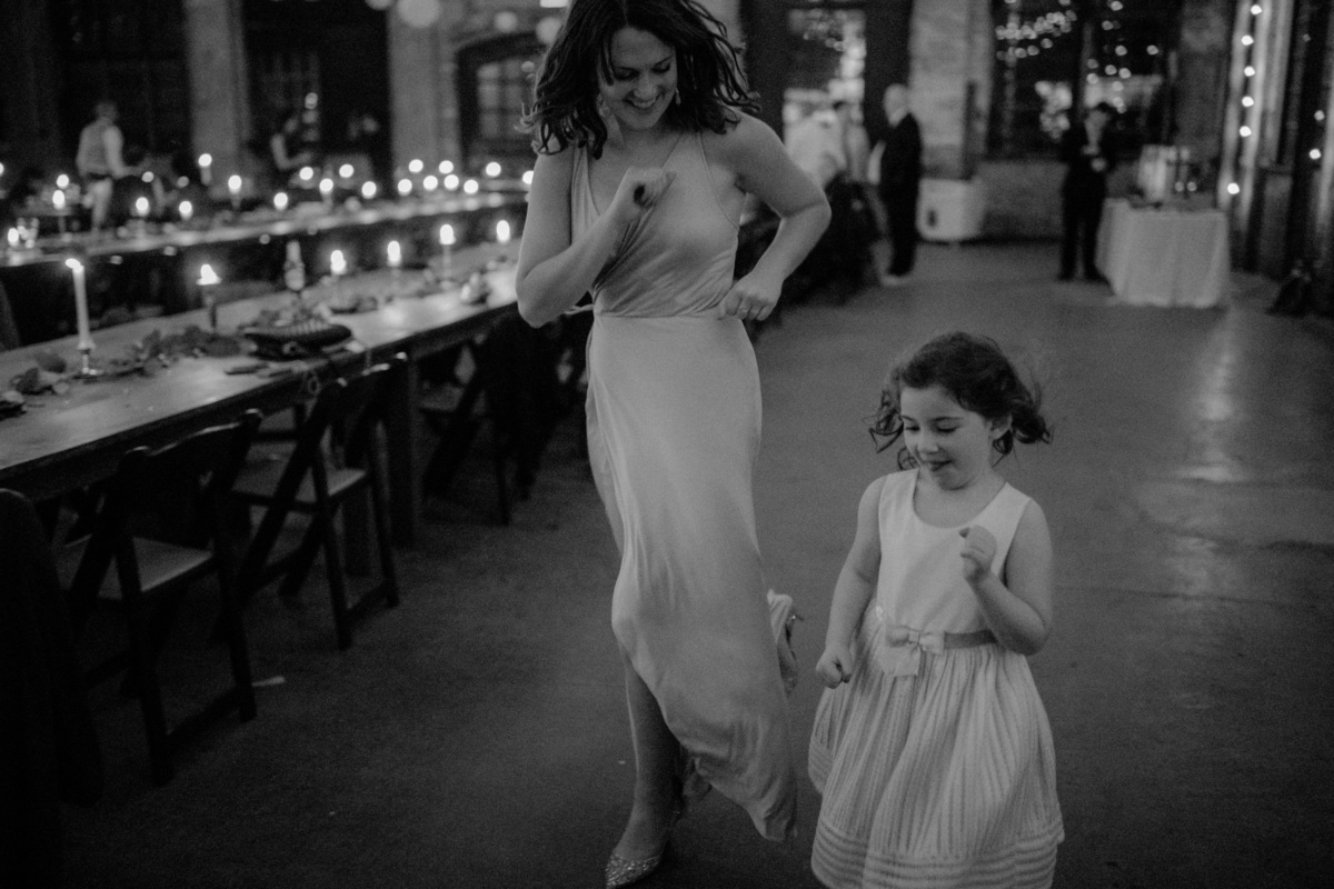 Hochzeit in New York - ein Gast rennt mit einem Kind um die Wette