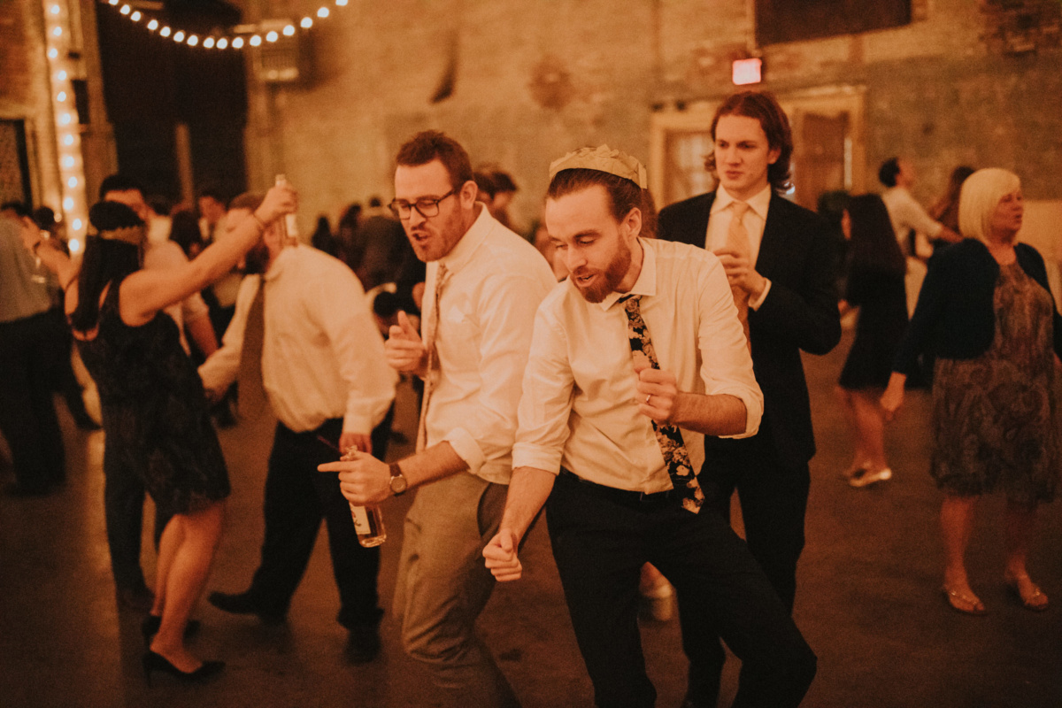 Hochzeit in New York - Bräutigam auf der Tanzfläche mit Freunden