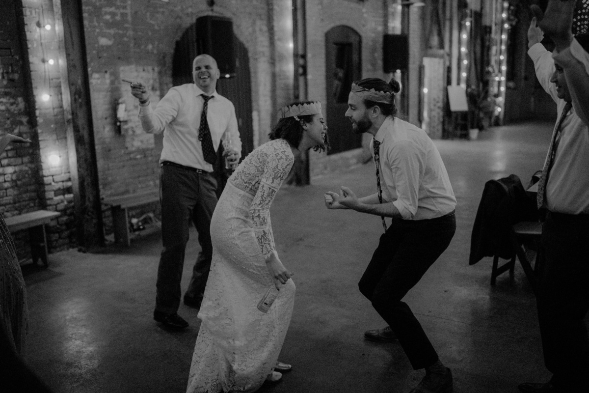 Hochzeit in New York - Braut auf der Tanzfläche mit Freunden