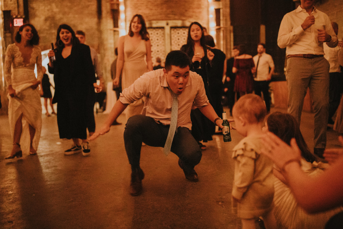 Hochzeit in New York - Gast macht auf der Tanzfläche Faxen mit einem kleinen Kind