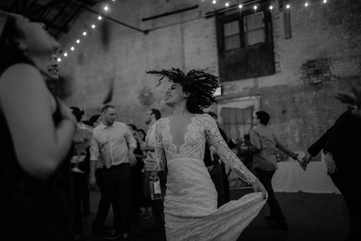 Hochzeit in New York - Braut tanzt ausgelassen