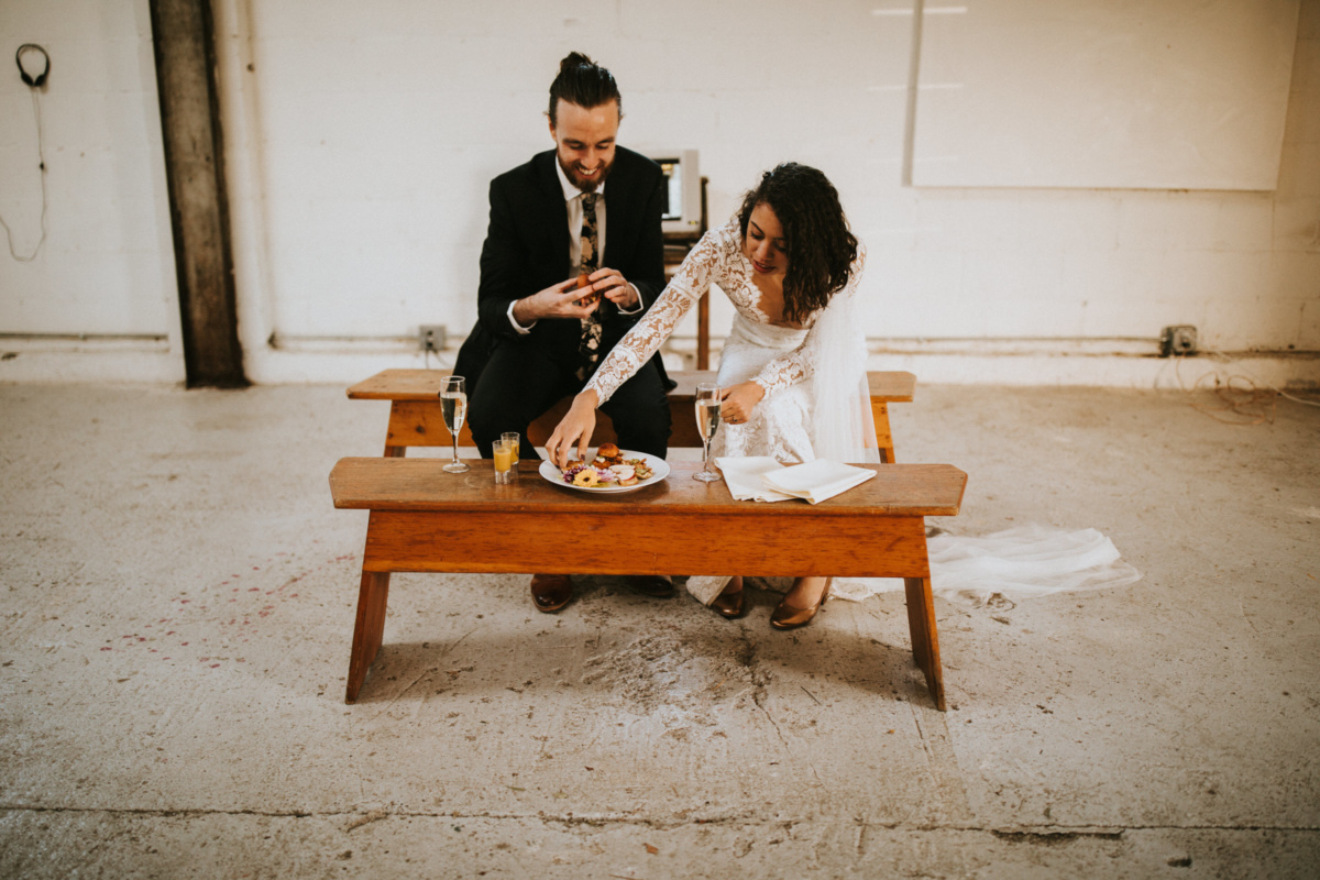 Hochzeit in New York - Brautpaar in einem separaten Raum bei Kuchen und Sekt