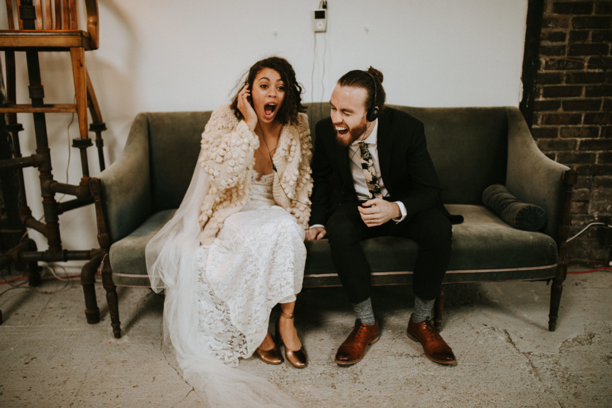 Hochzeit in New York - Braut und Bräutigam lachen schallend