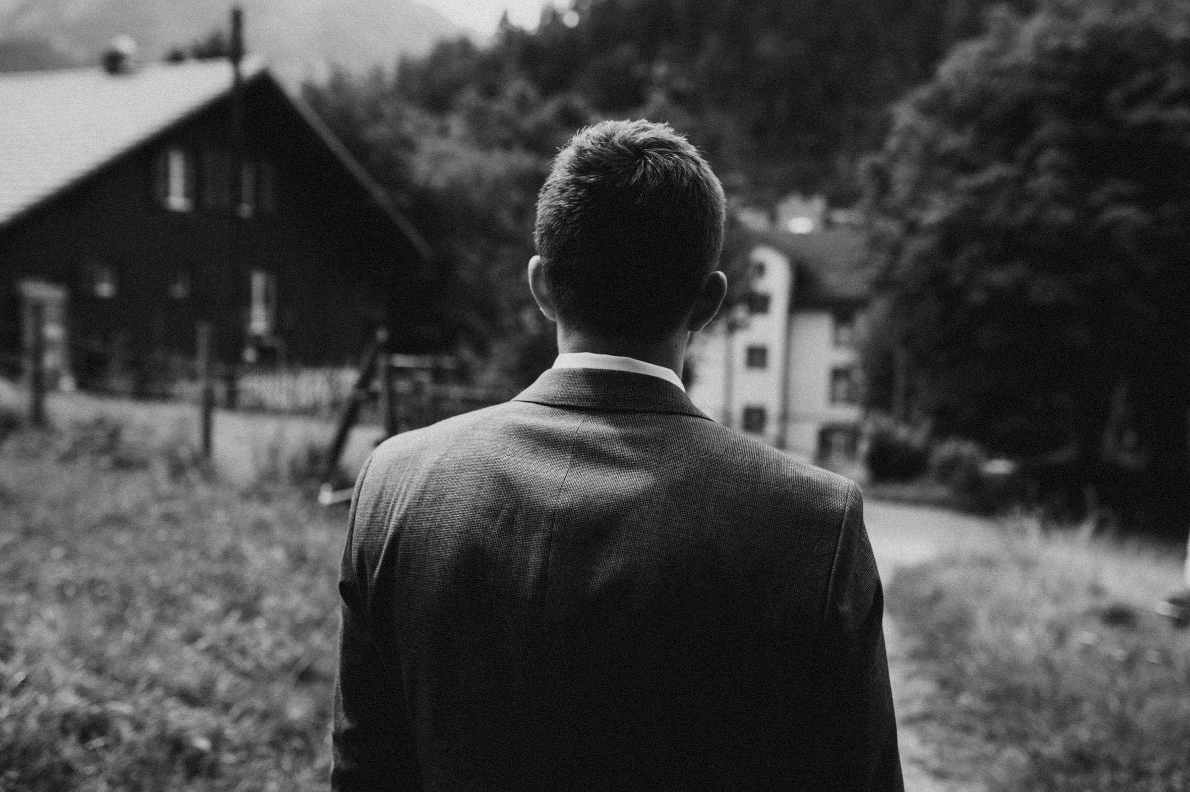 Berghochzeit: Bräutigam wartet auf Braut