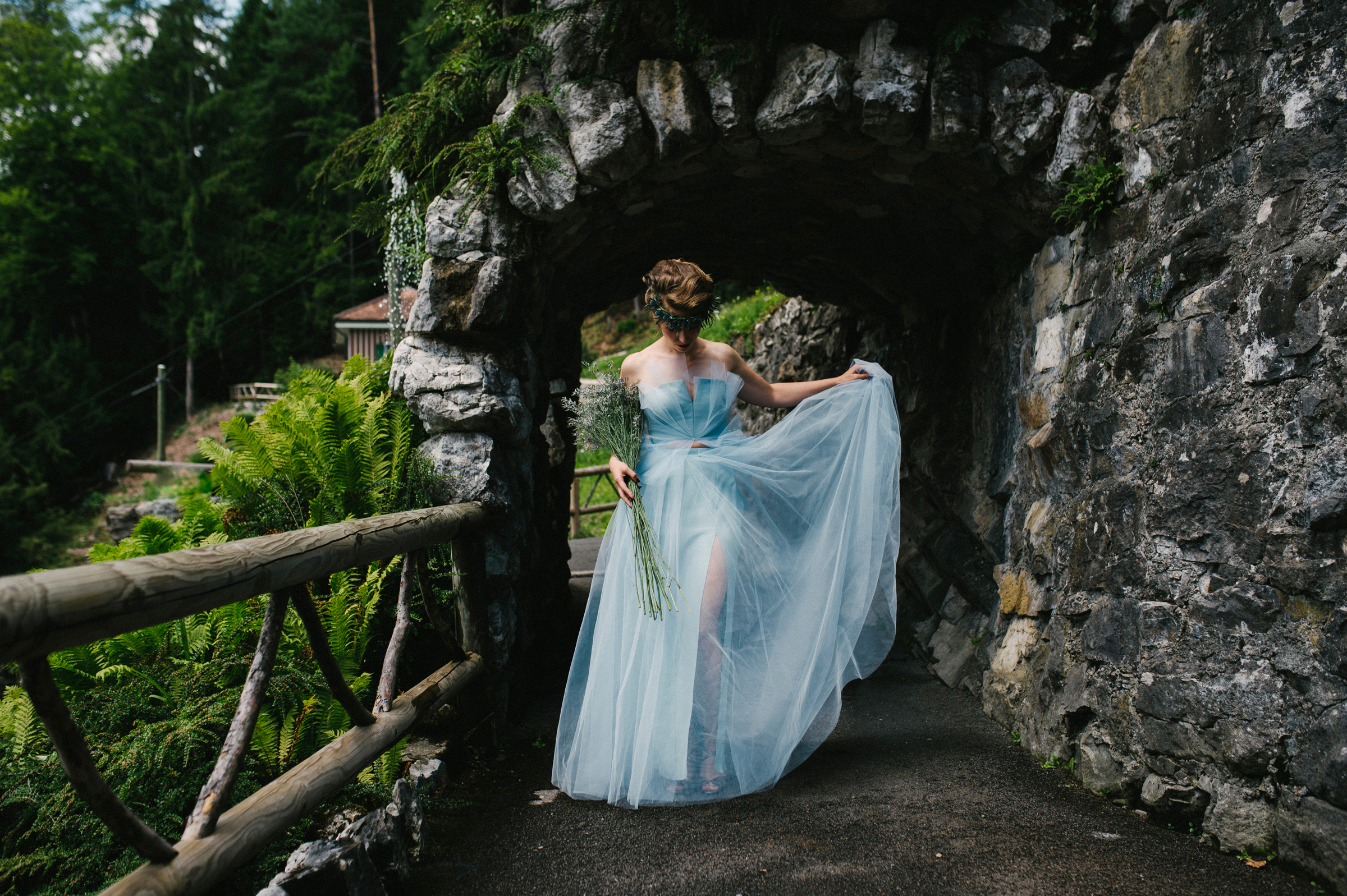 Berghochzeit: Portrait der Braut im blauen Brautkleid