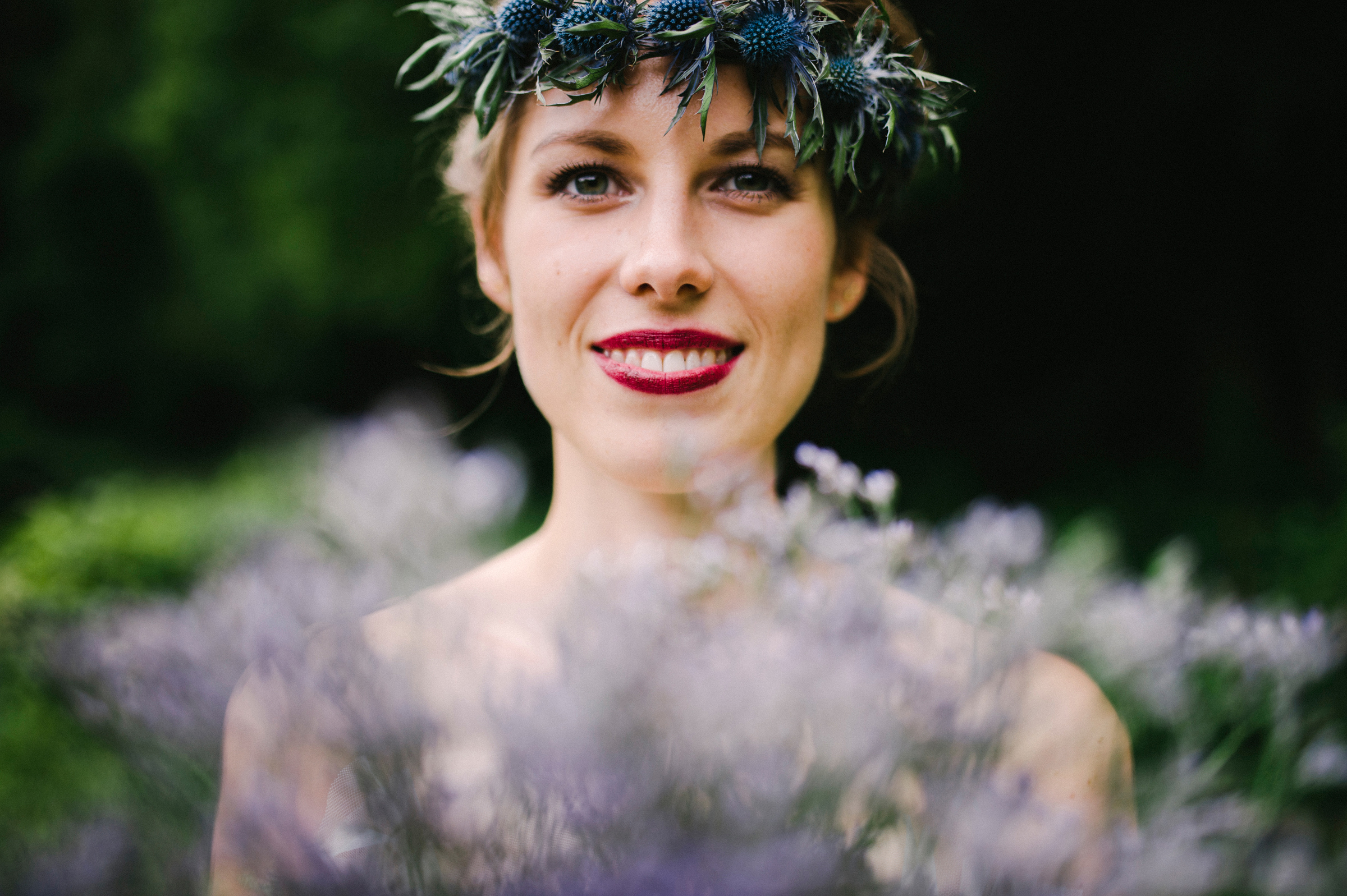 Berghochzeit: Portrait der Braut mit Blumen und Kopfschmuck