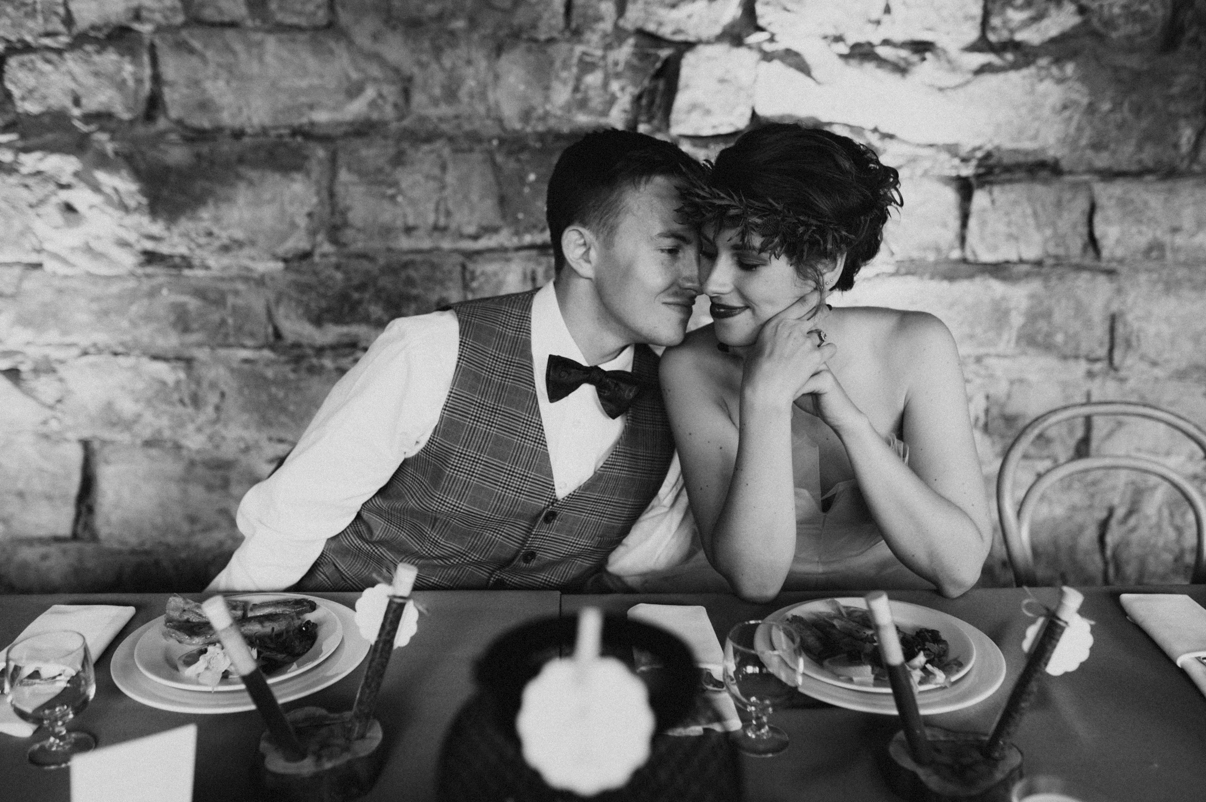 Berghochzeit: Brautpaar nebeneinander am Hochzeitstisch
