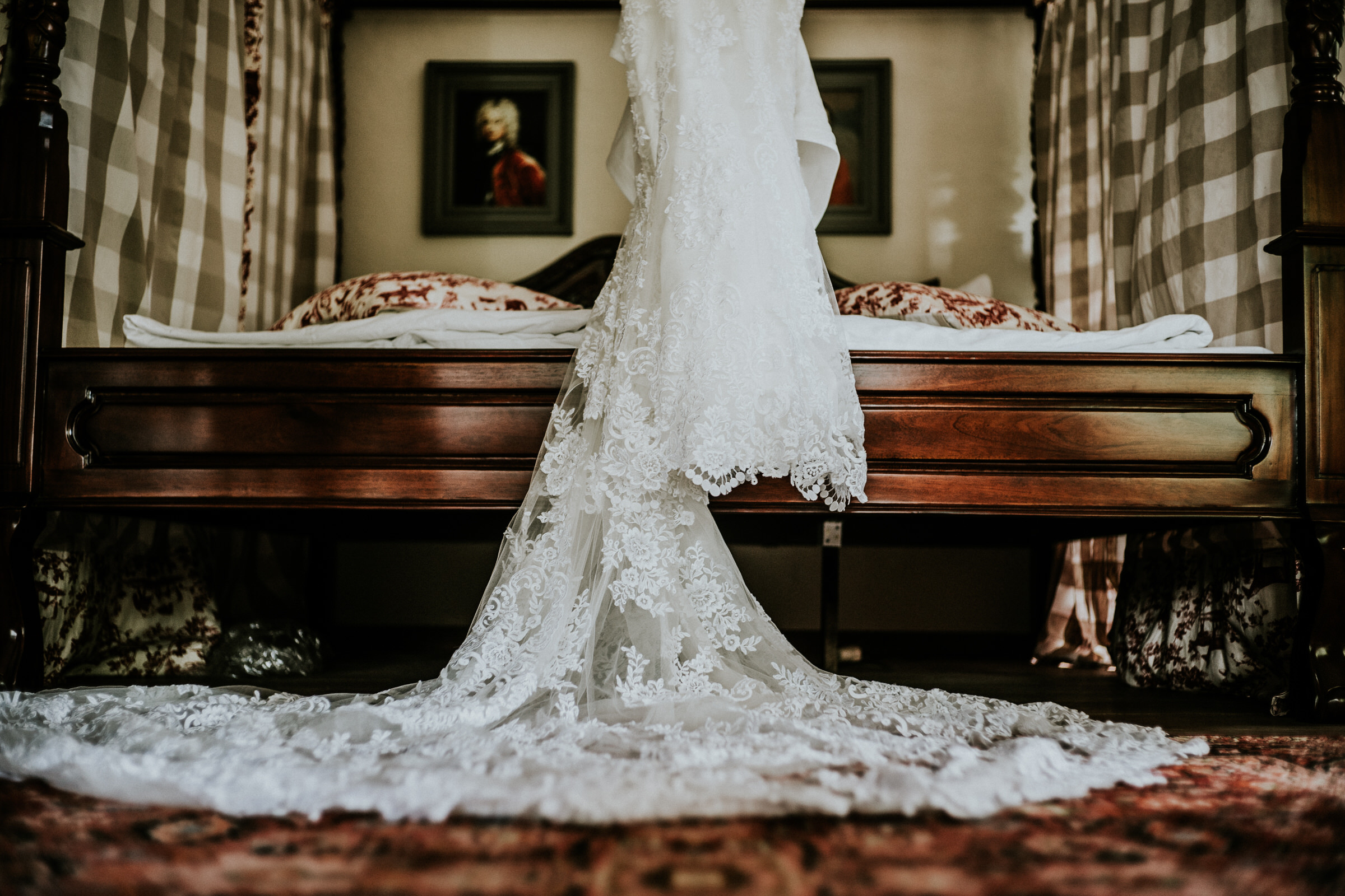 deutsch-chinesische Hochzeit: Brautkleid hängt im Hotelzimmer bereit