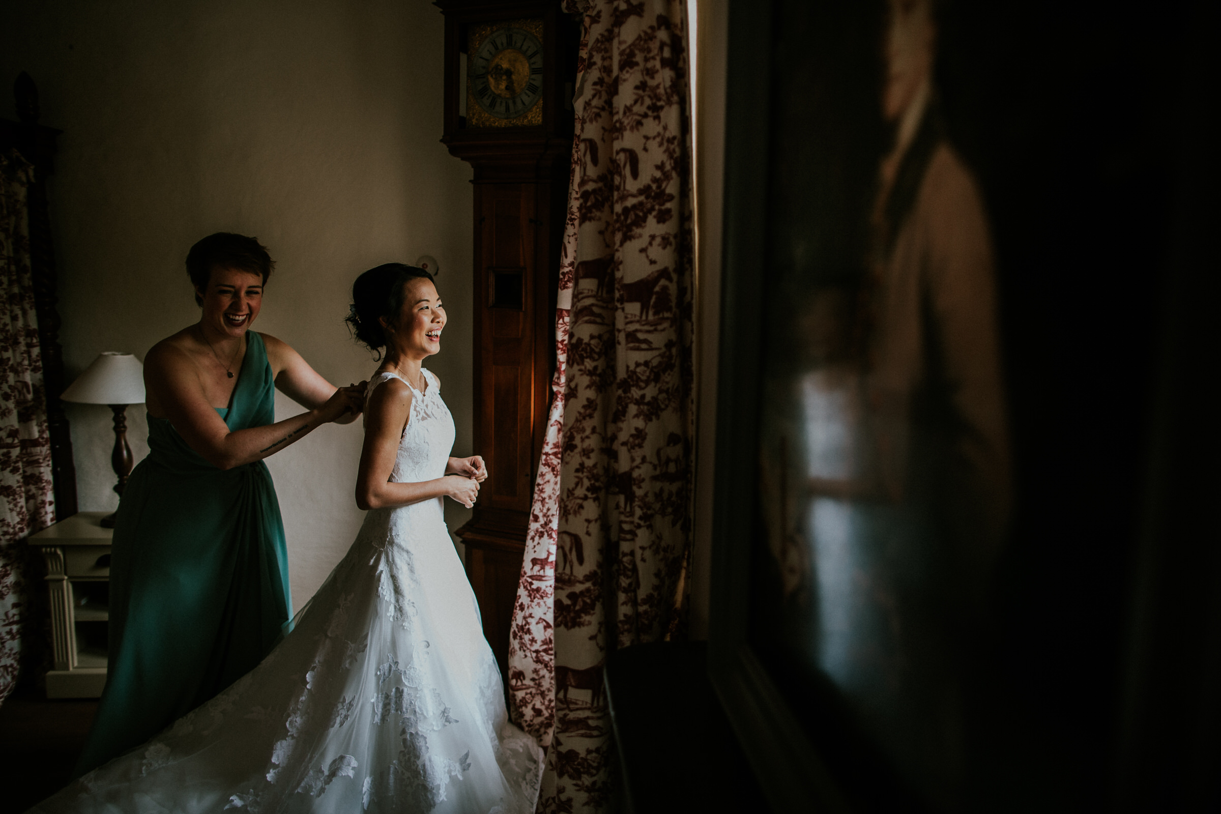 deutsch-chinesische Hochzeit: die Braut zieht das Brautkleid an