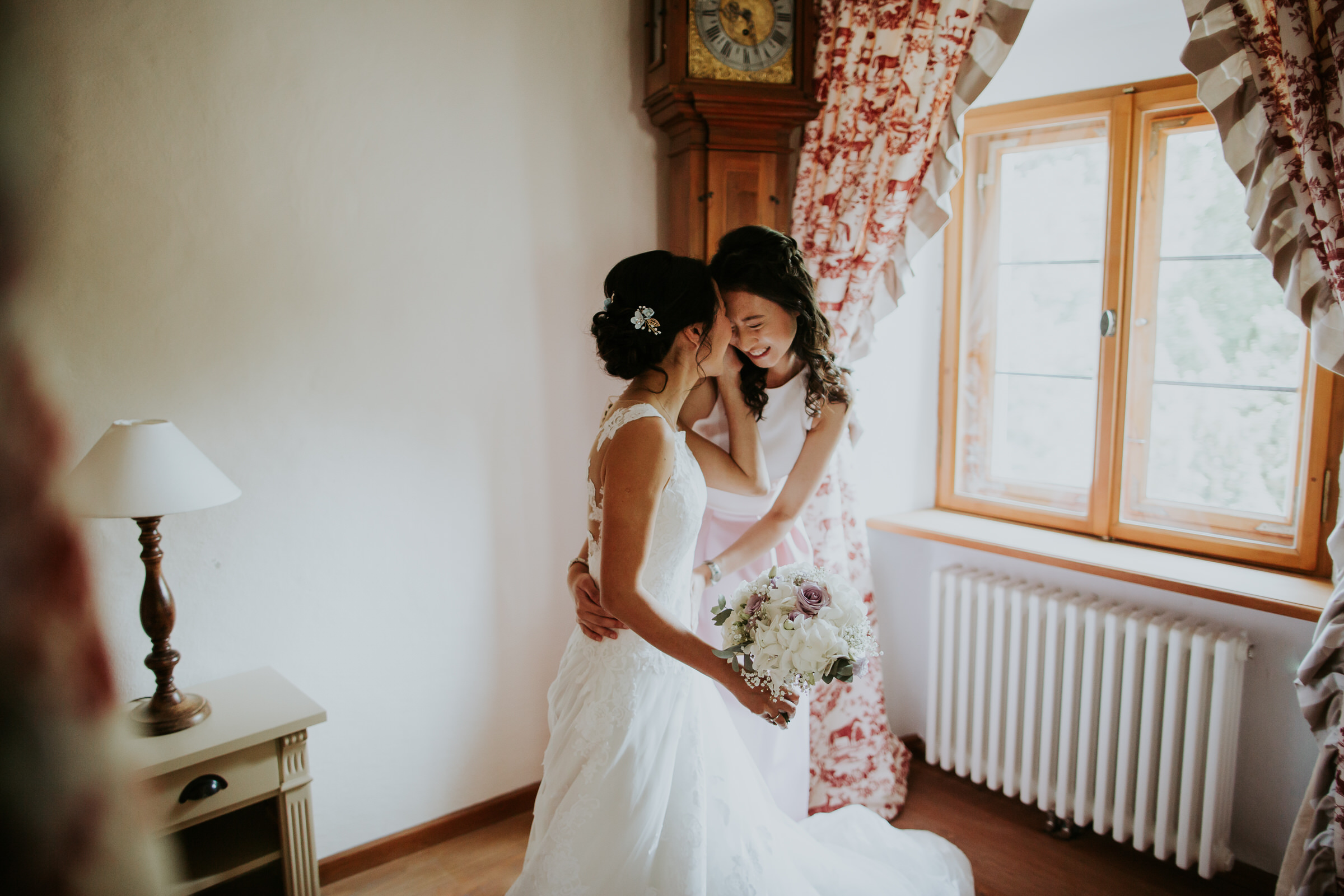 deutsch-chinesische Hochzeit: Braut umarmt Brautjungfer