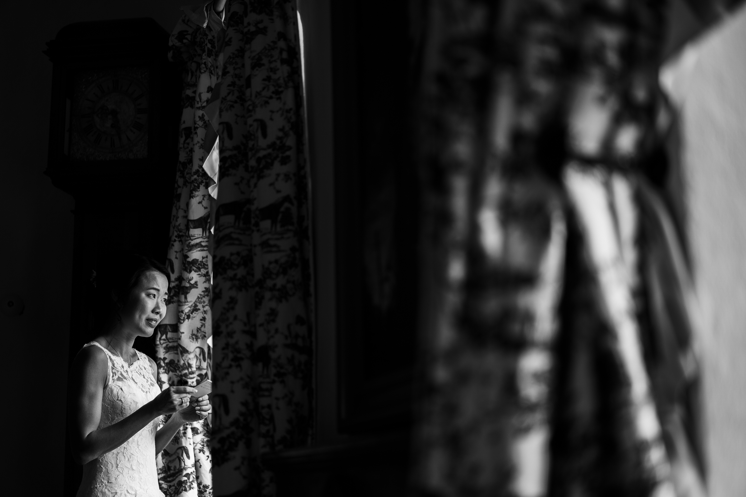 deutsch-chinesische Hochzeit: Braut schaut aus dem Fenster