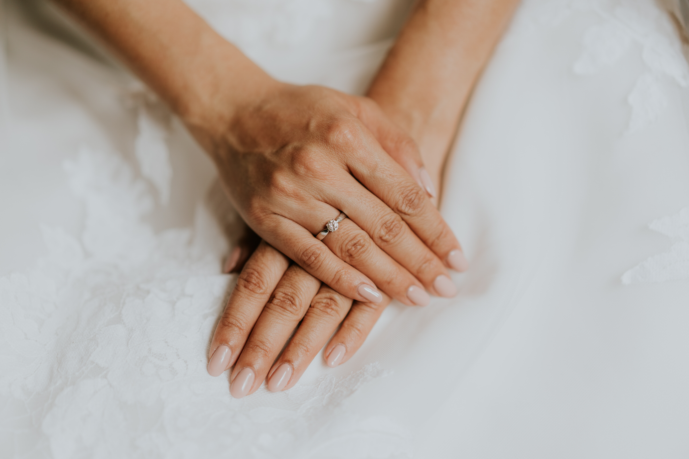 deutsch-chinesische Hochzeit: verschränkte Hände der Braut