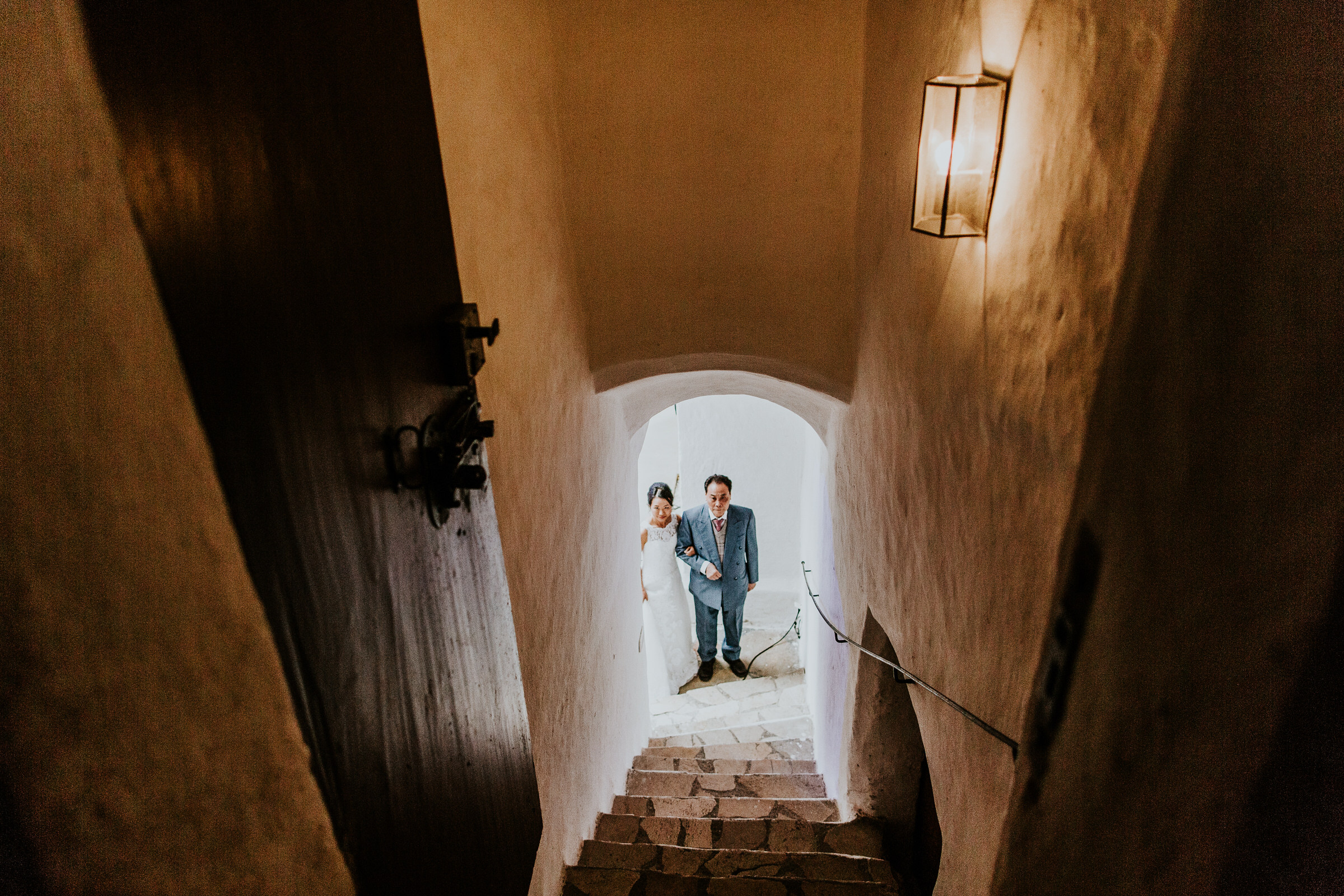 deutsch-chinesische Hochzeit: Braut am Arm des Vaters beim Einlaufen zur Trauung