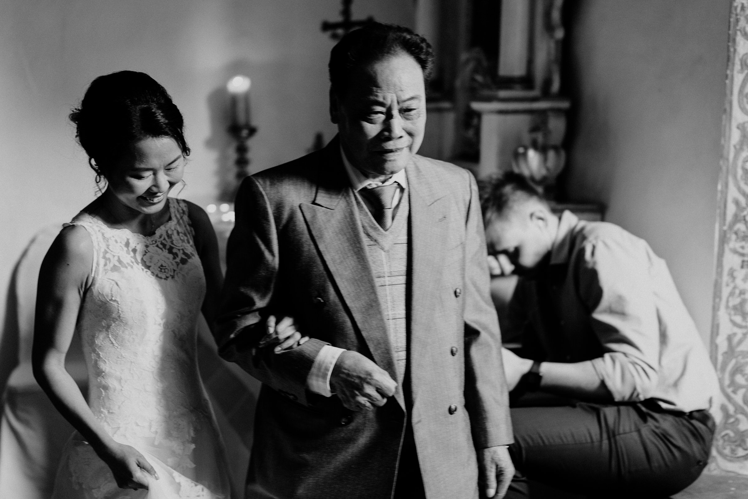 deutsch-chinesische Hochzeit: Brautvater führt die Braut zum Altar