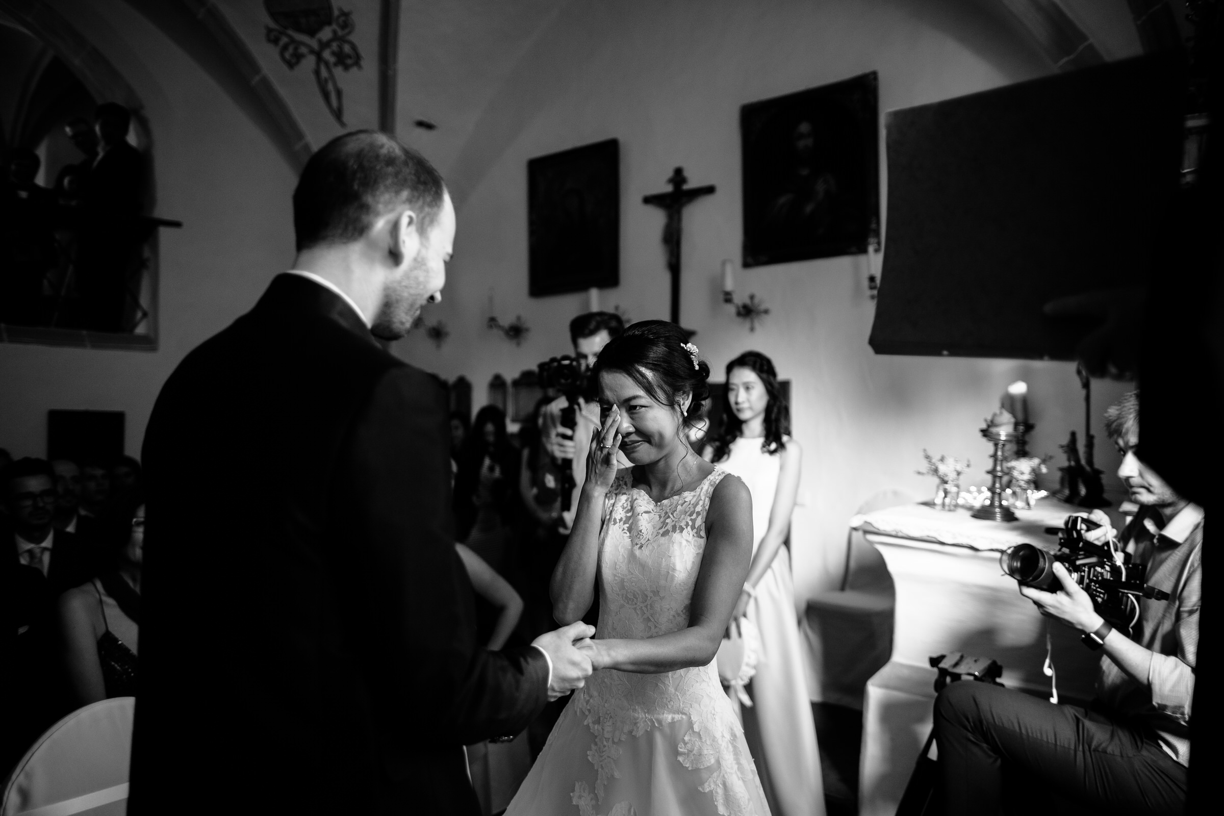 deutsch-chinesische Hochzeit: zu Tränen gerührte Braut am Altar