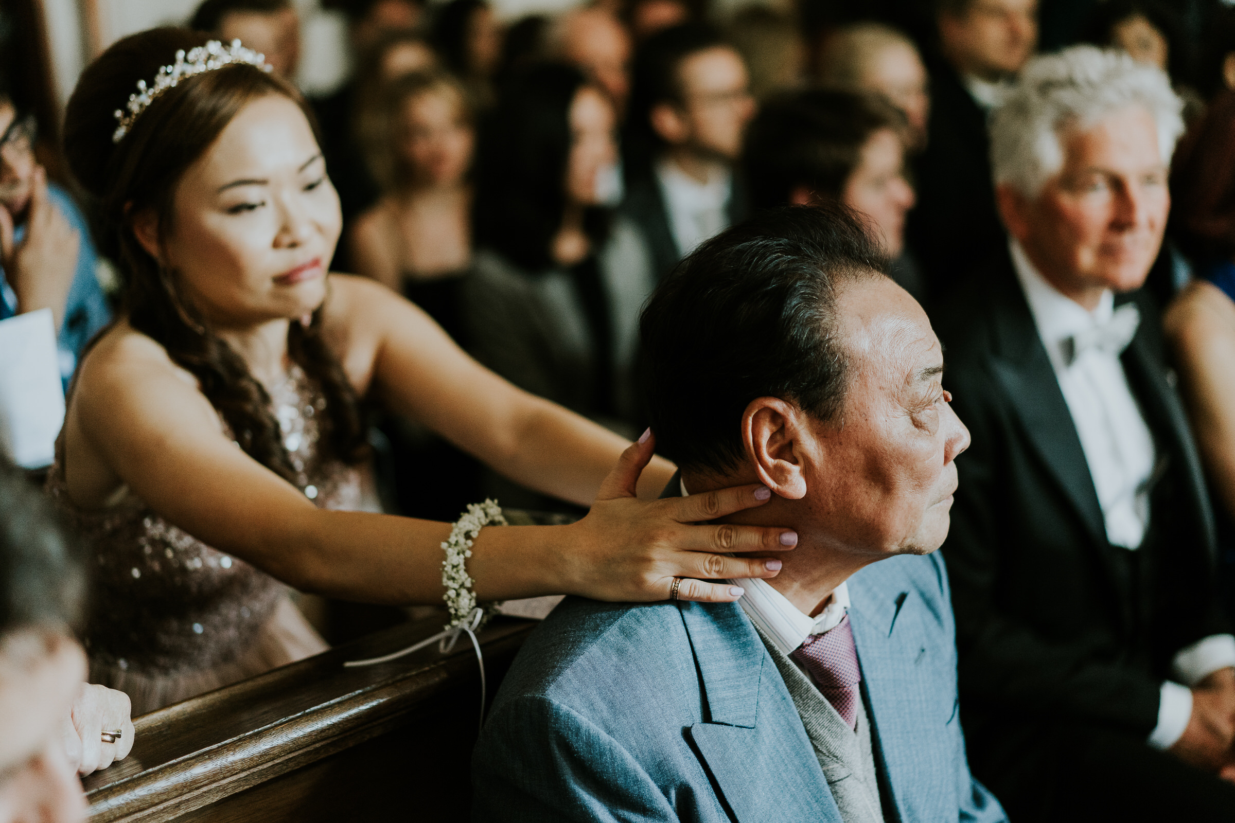 deutsch-chinesische Hochzeit: Hochzeitsgast umarmt einen älteren Hochzeitsgast