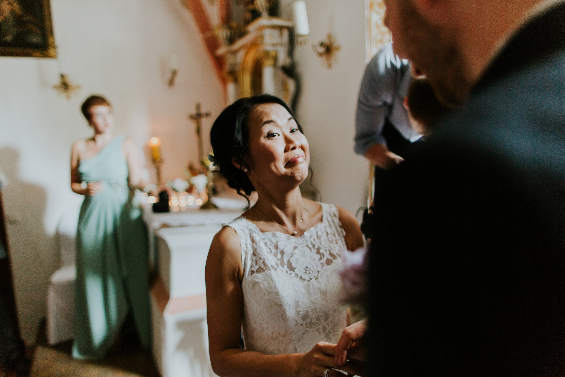 deutsch-chinesische Hochzeit: lachende Braut am Altar