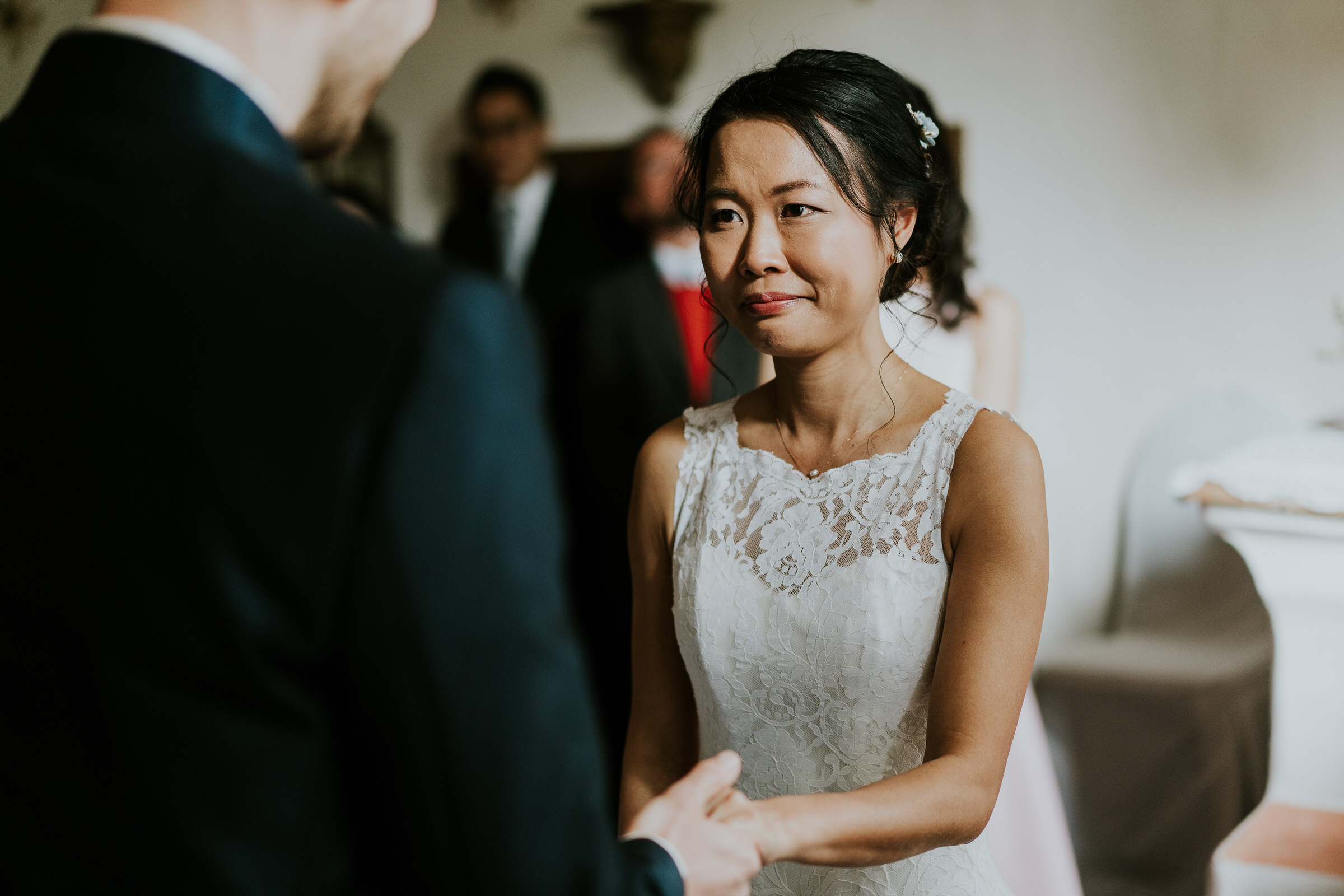 deutsch-chinesische Hochzeit: Braut kommen die Tränen während der Trauung