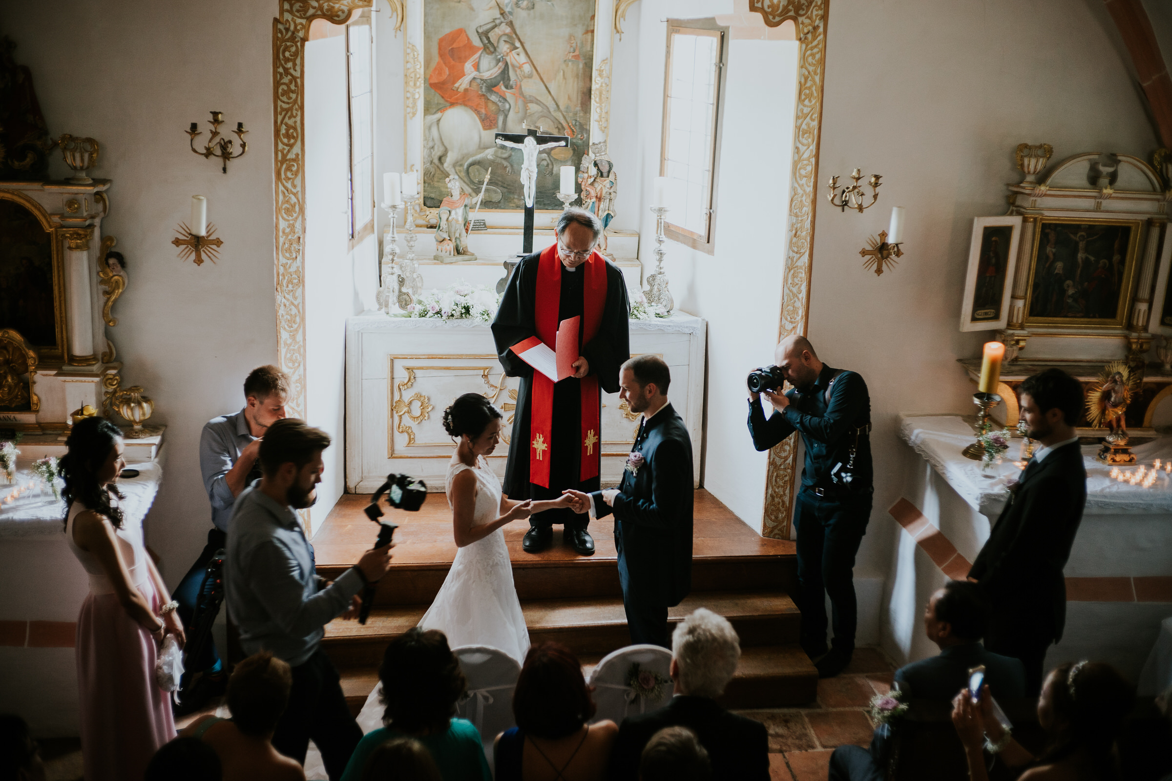 Deutsch-chinesische Hochzeit: Brautpaar vor dem Altar
