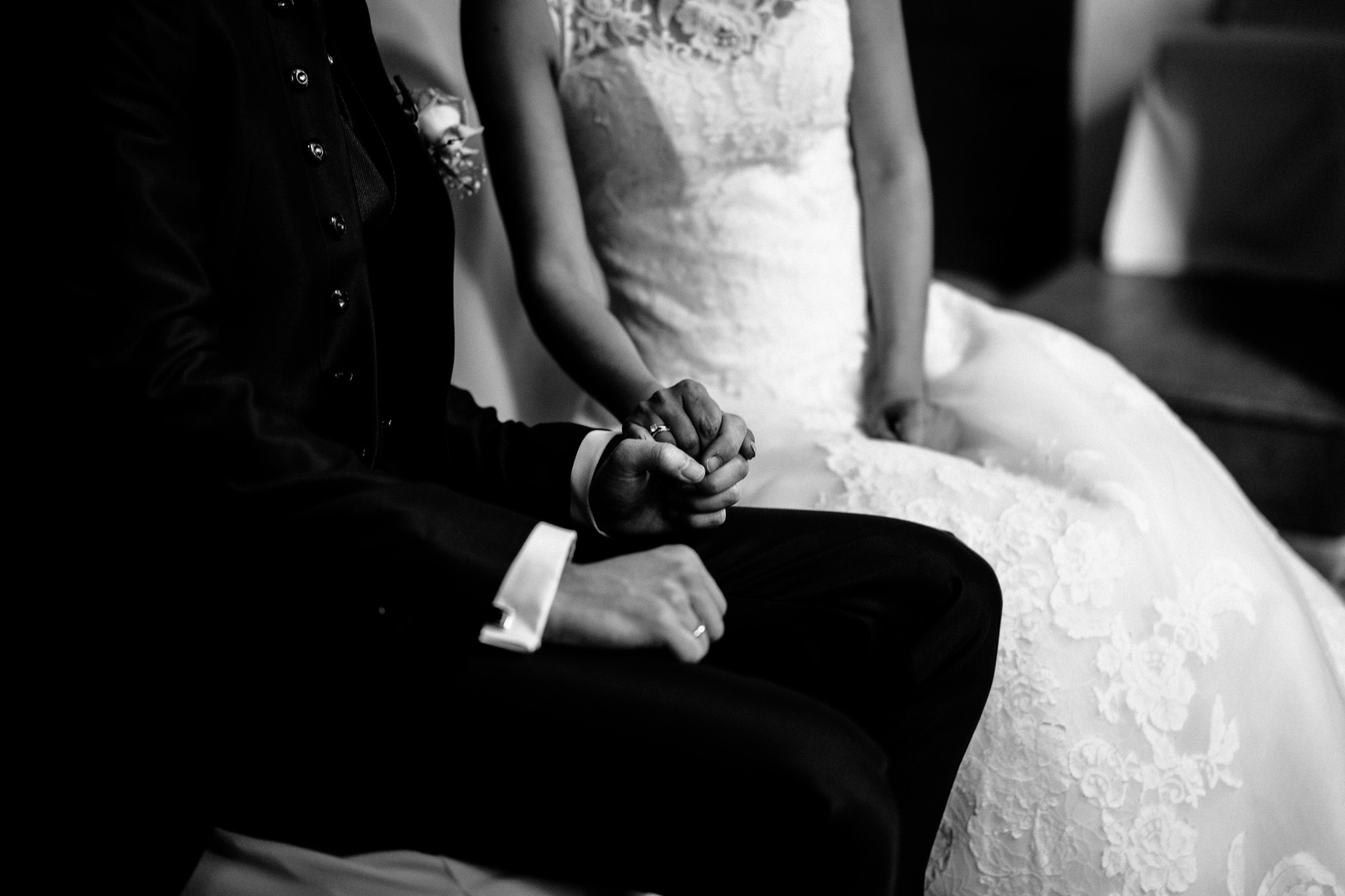 Deutsch-chinesische Hochzeit: Brautpaar hält Händchen während der Trauung
