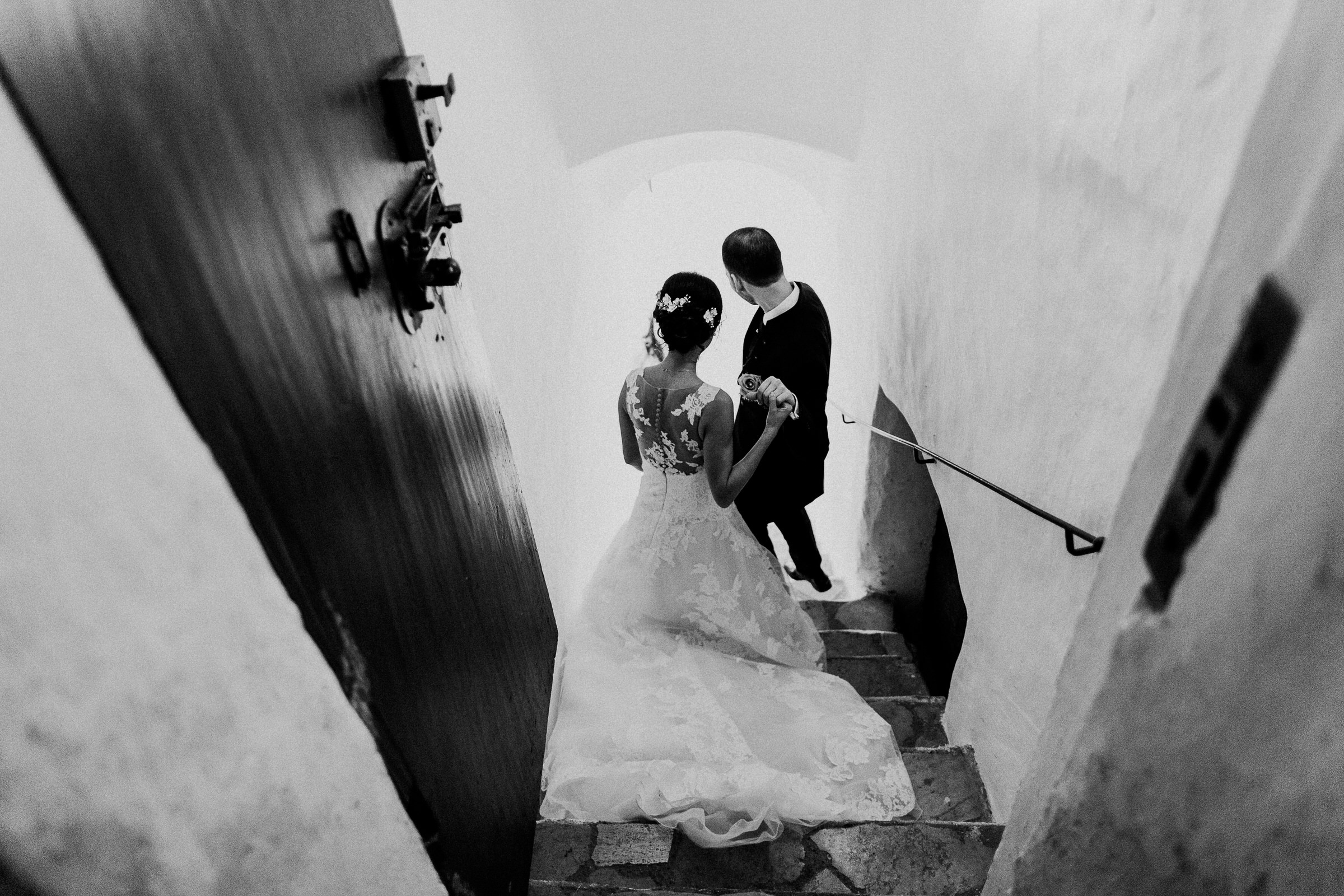 Deutsch-chinesische Hochzeit: Brautpaar nach der Trauung auf dem Weg nach draußen