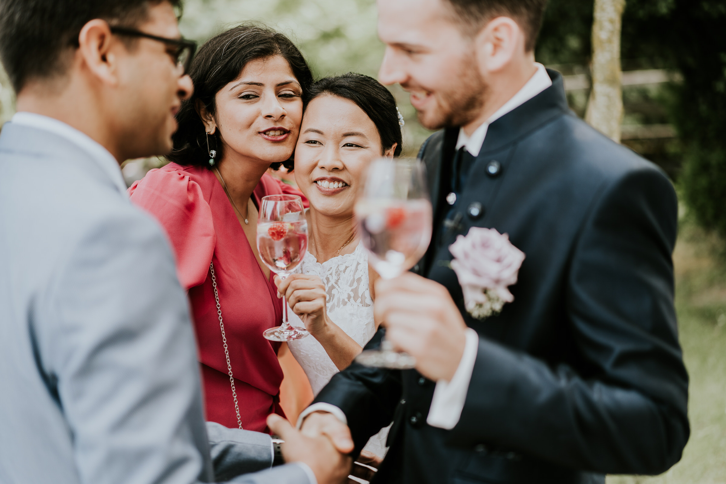 Deutsch-chinesische Hochzeit: dem Brautpaar wird gratuliert