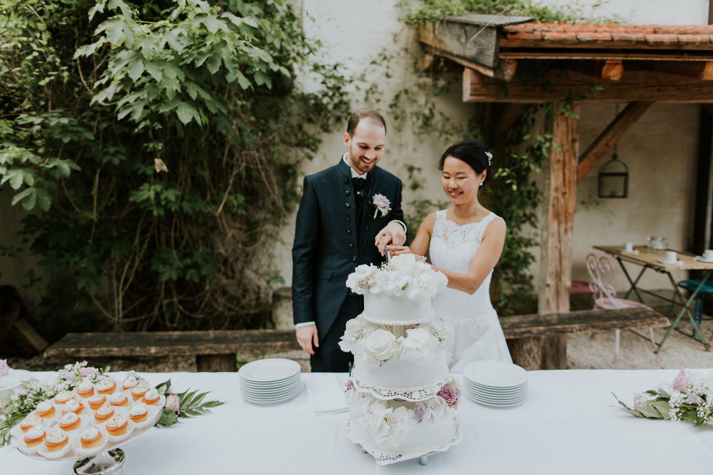 Deutsch-chinesische Hochzeit: Brautpaar schneidet Torte an