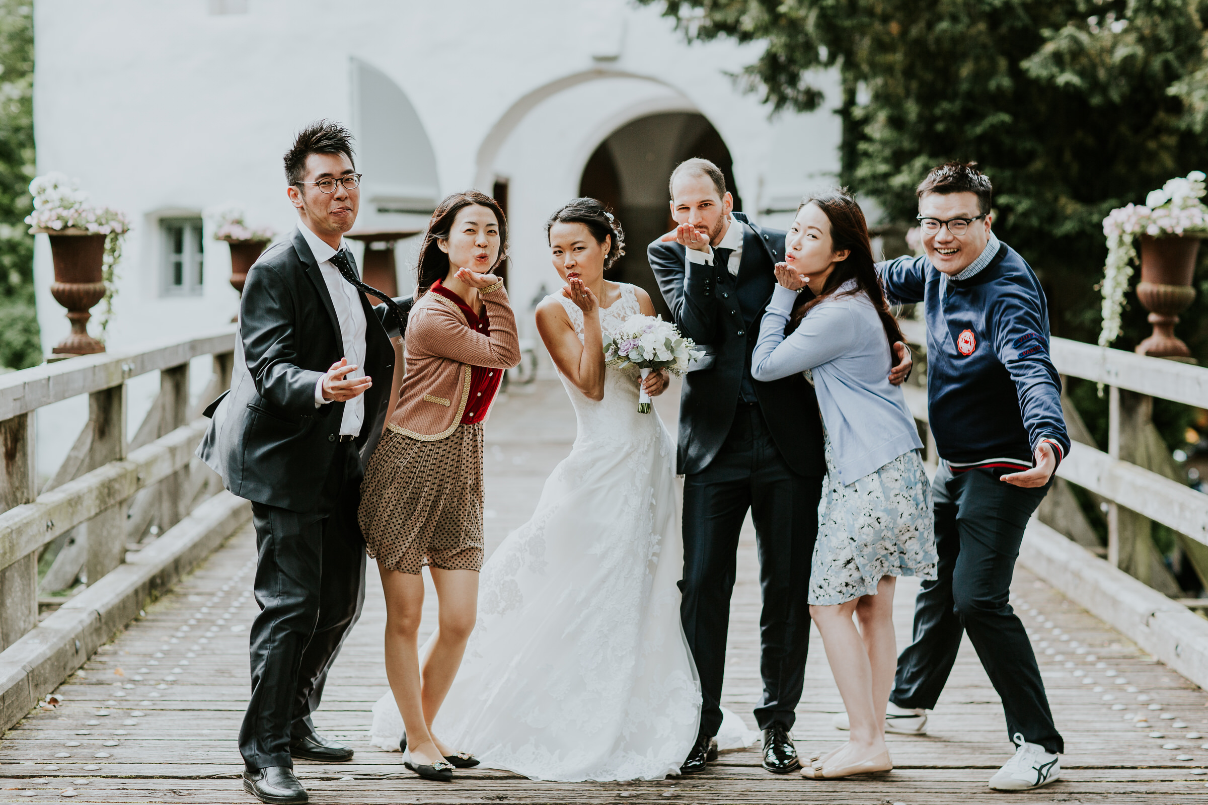 Deutsch-chinesische Hochzeit: Gruppenfoto auf dem alle dem Fotografen ein Küsschen zuwerfen