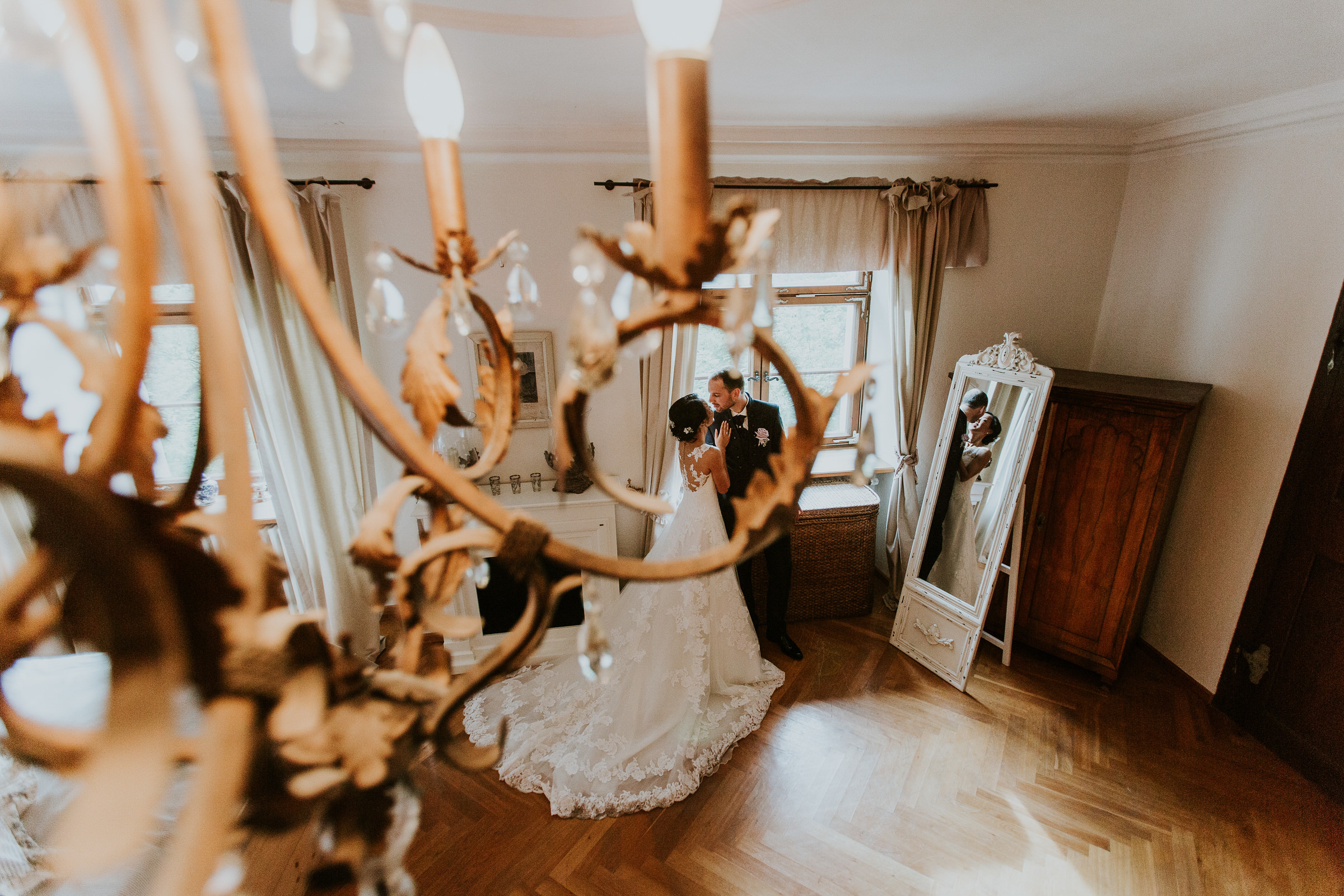 Deutsch-chinesische Hochzeit: Bautpaar im Hotelzimmer