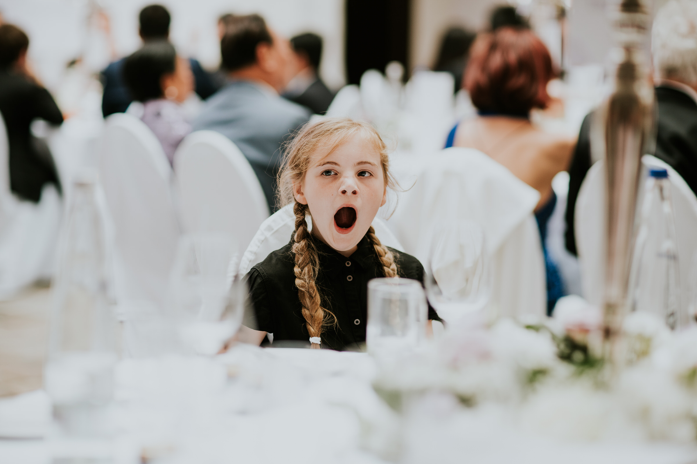 Deutsch-chinesische Hochzeit: gähnendes Kind