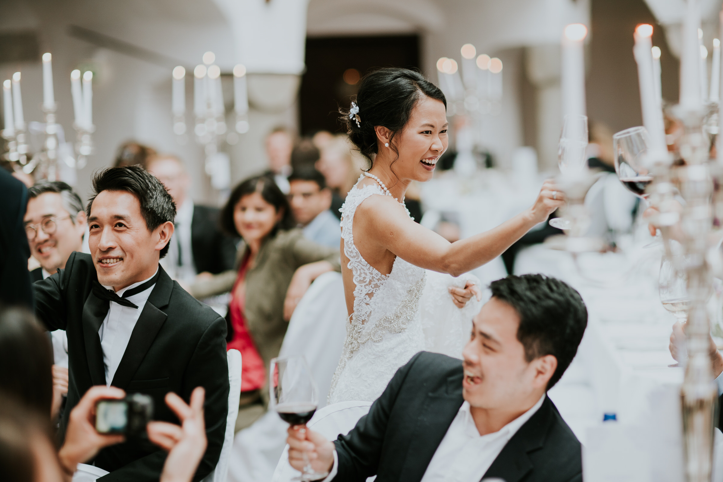 Deutsch-chinesische Hochzeit: Braut prostet einem Gast zu