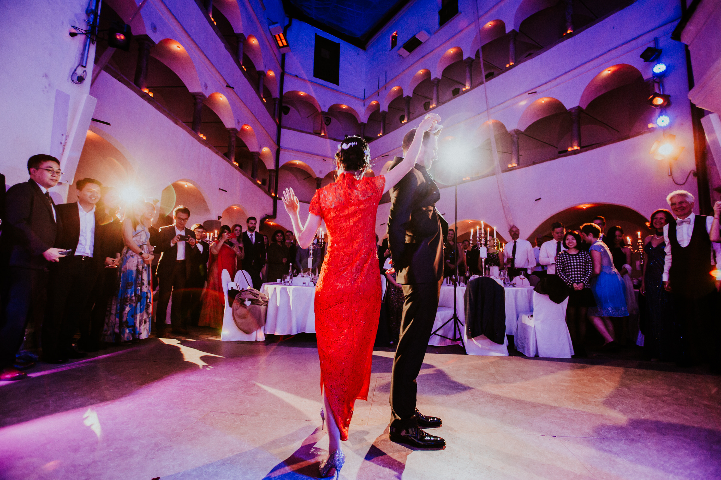 Deutsch-chinesische Hochzeit: Hochzeitstanz, Braut trägt jetzt rot