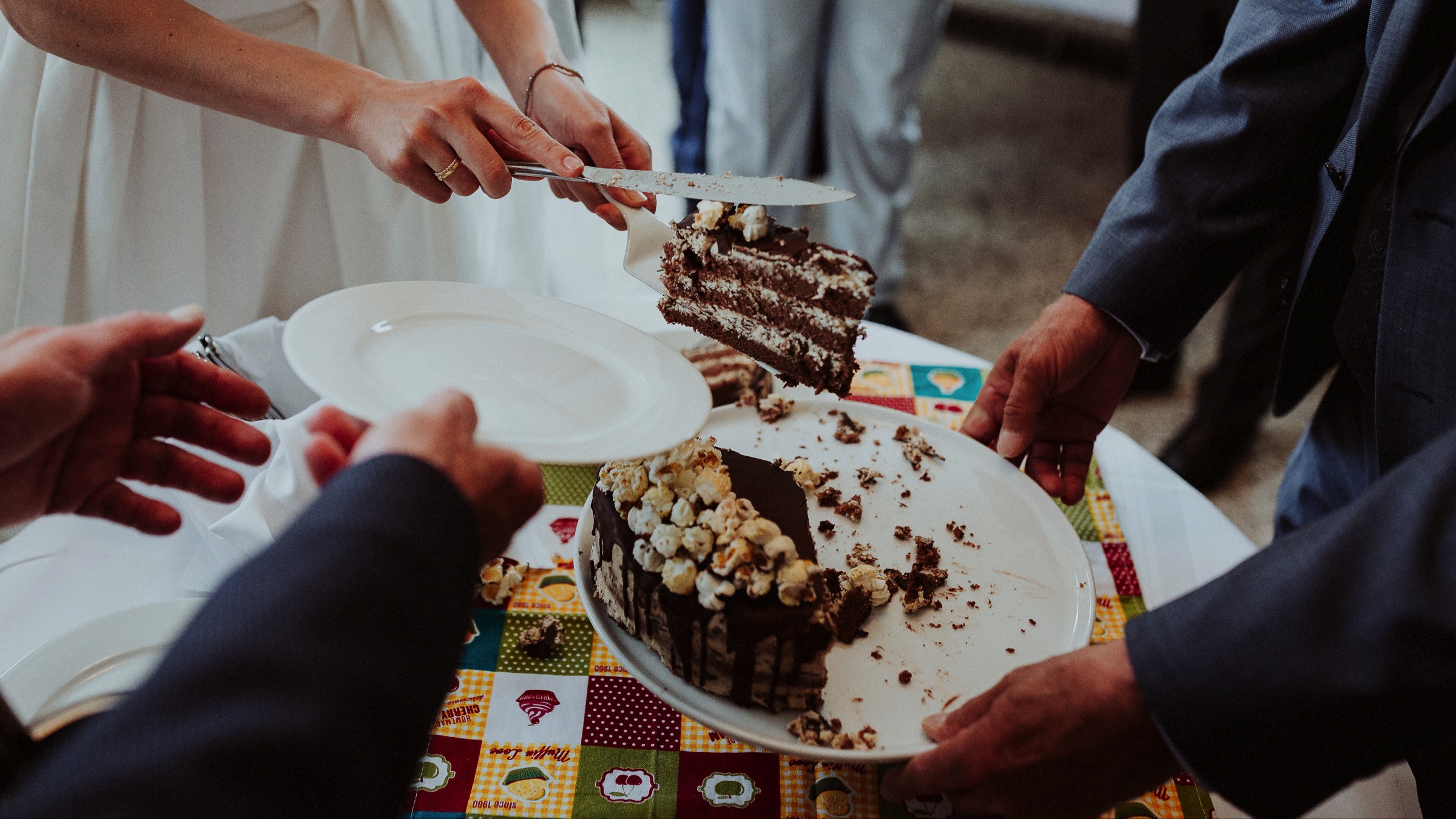 Waldhochzeit: Brautpaar verteilt Kuchen
