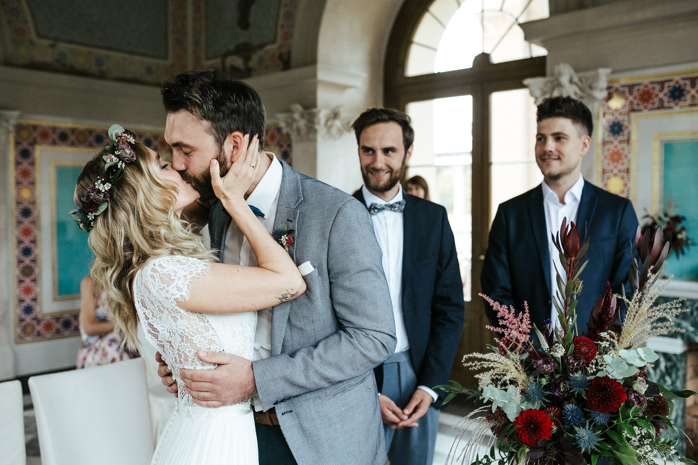 Septemberhochzeit: das Brautpaar küsst sich